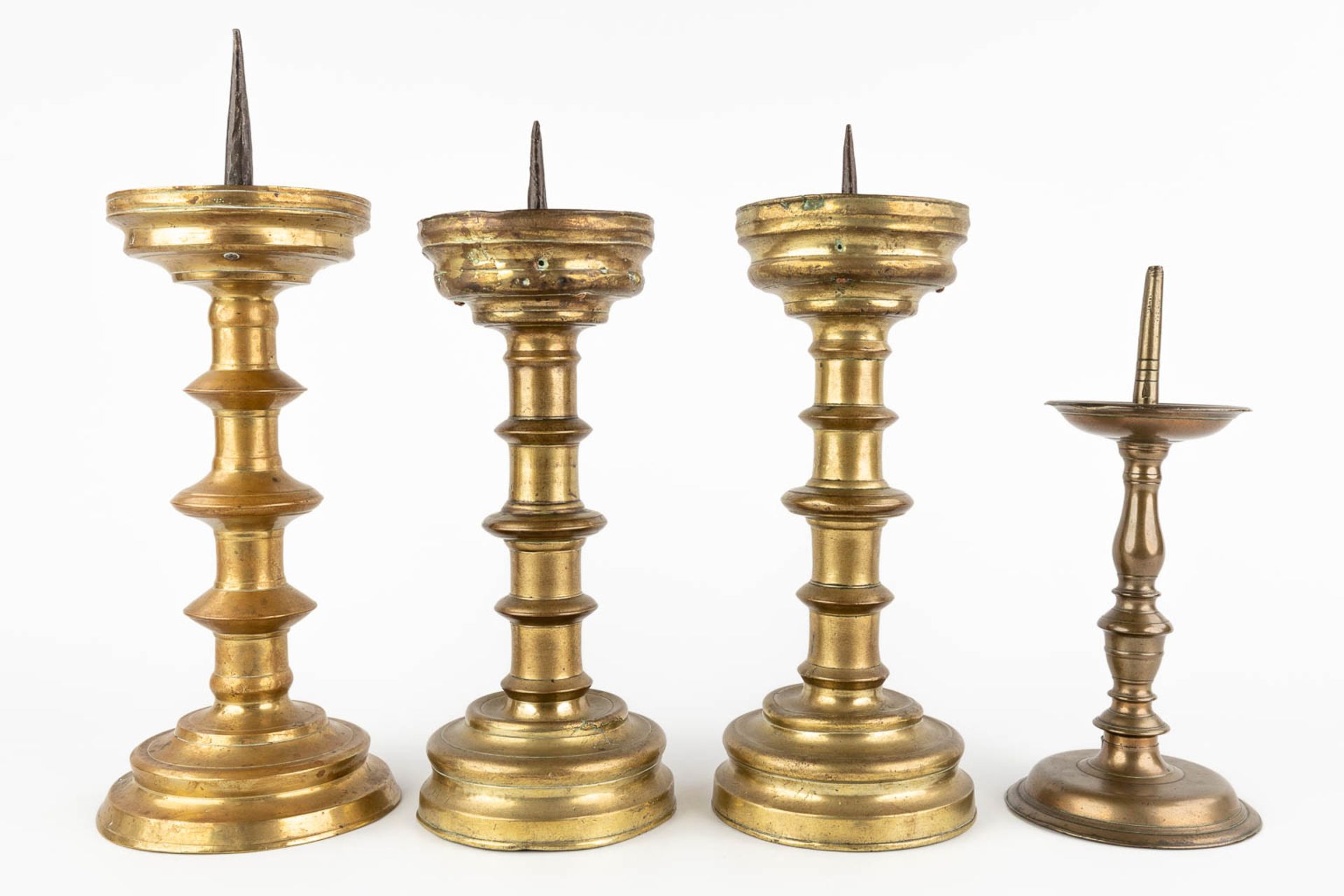 Four candlesticks, bronze, France and Germany, 17th-18th C. (H:36 x D:14 cm) - Bild 3 aus 11