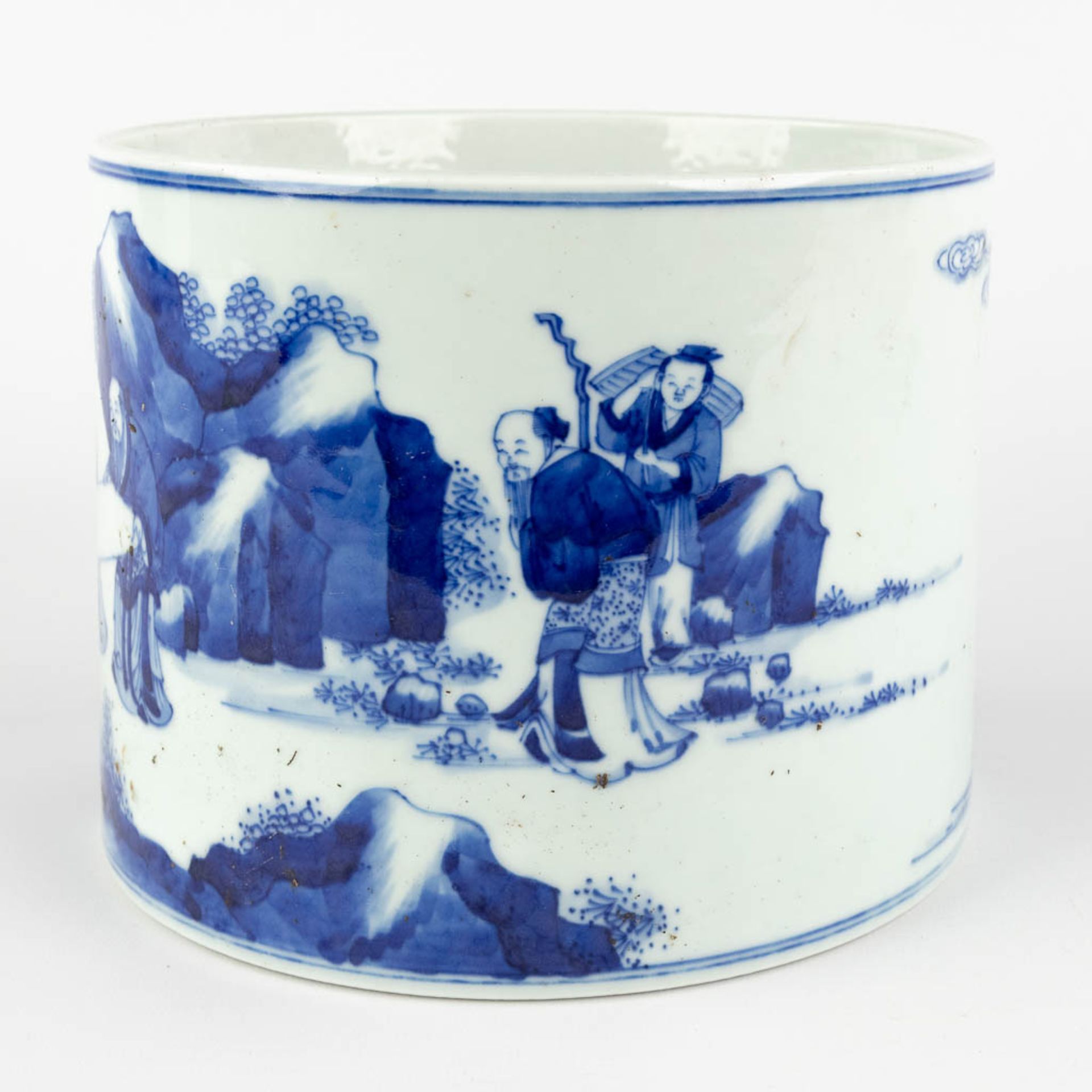 A Chinese pot, blue-white decor of wise men holding a cloth, 19th C. (H:15,5 x D:20 cm) - Bild 7 aus 12