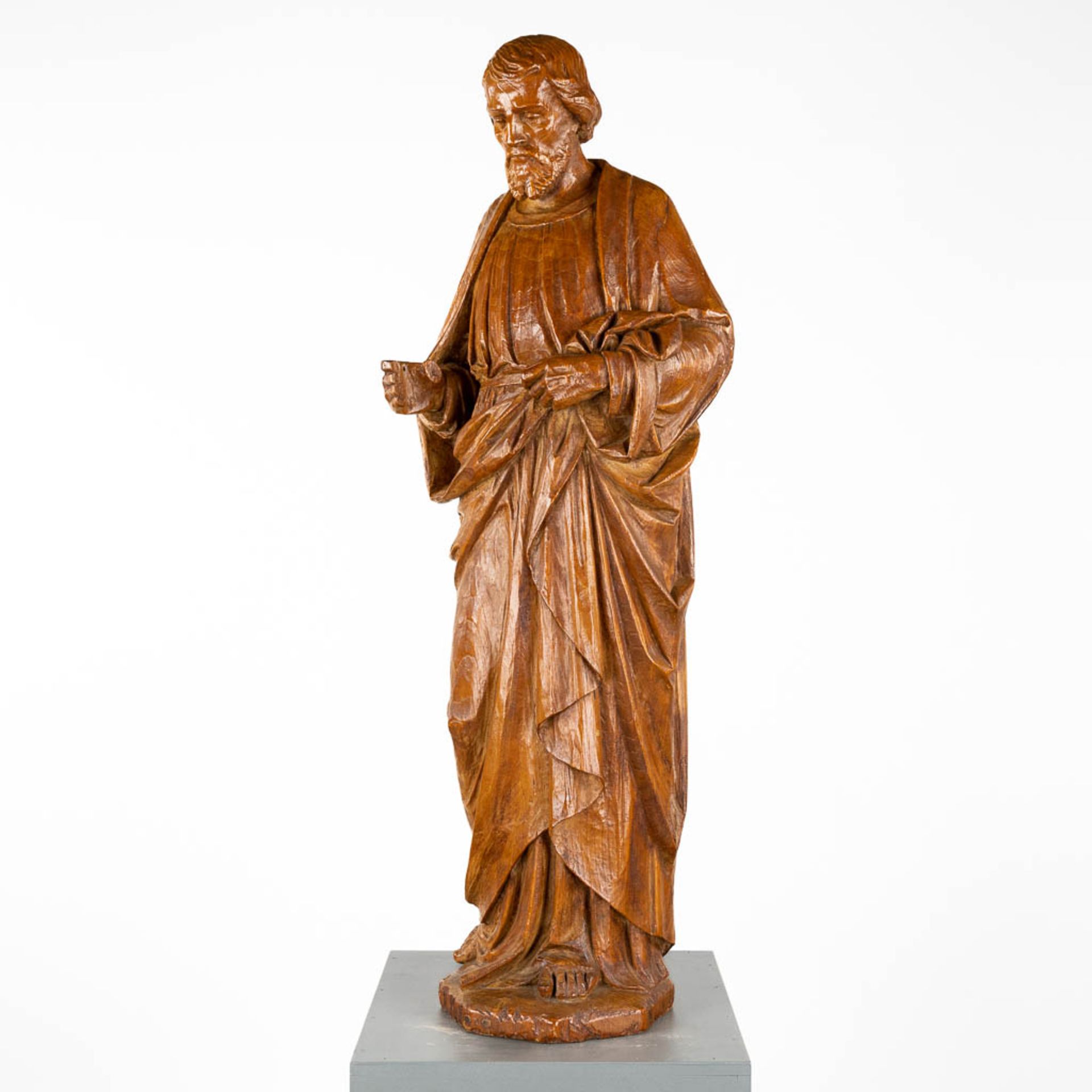 A large wood sculptured figurine of Joseph. 20th C. (D:27 x W:41 x H:120 cm) - Image 7 of 11