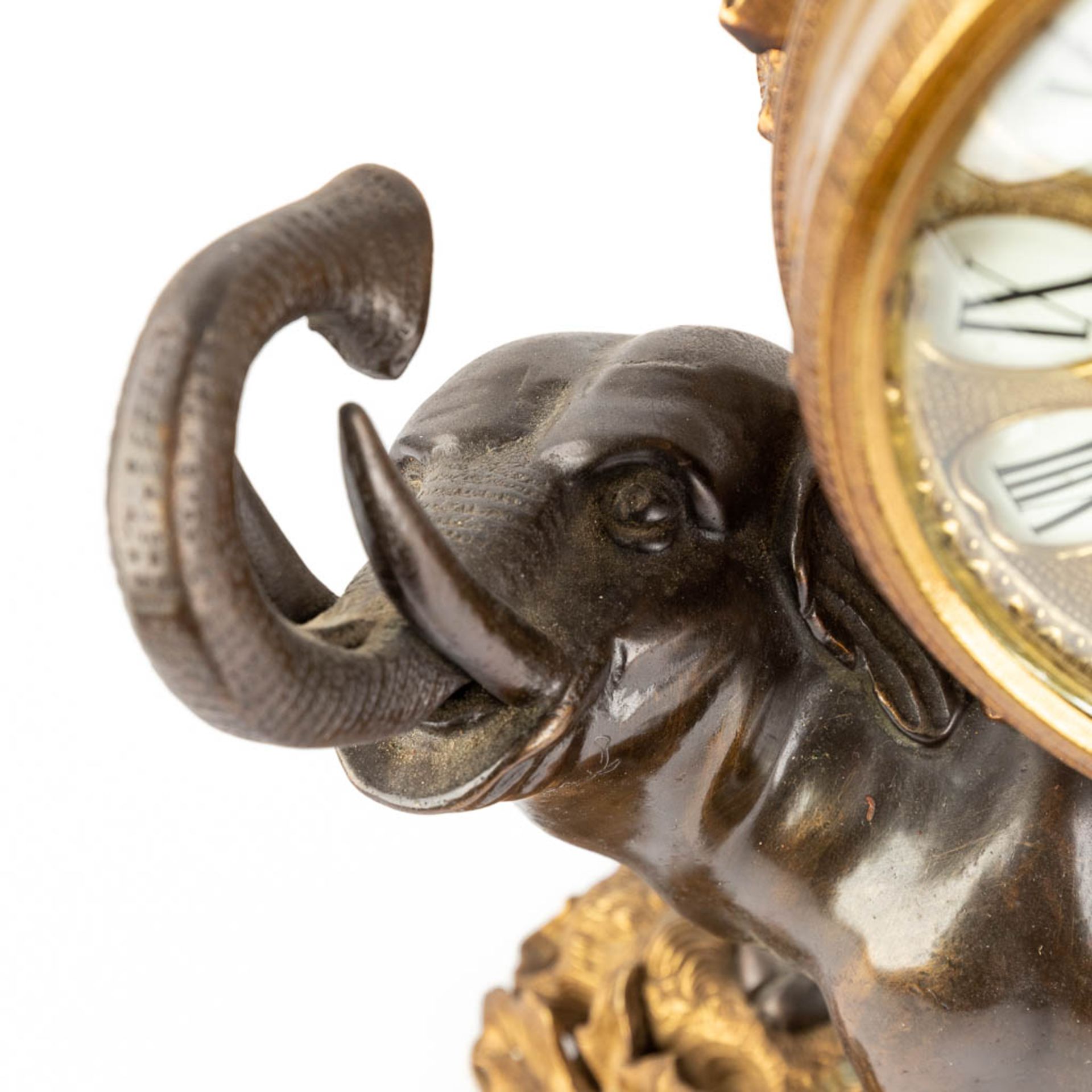 A mantle clock, carried by an elephant, bronze, Circa 1970. (D:16 x W:28 x H:40 cm) - Image 10 of 11