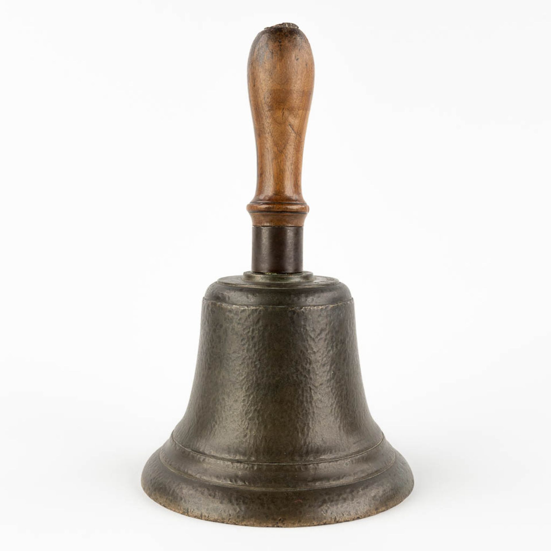 An antique 'Handbell' bronze with an inscription 'J.S. Beckett', 19th C. (H:28 x D:17 cm) - Image 3 of 10