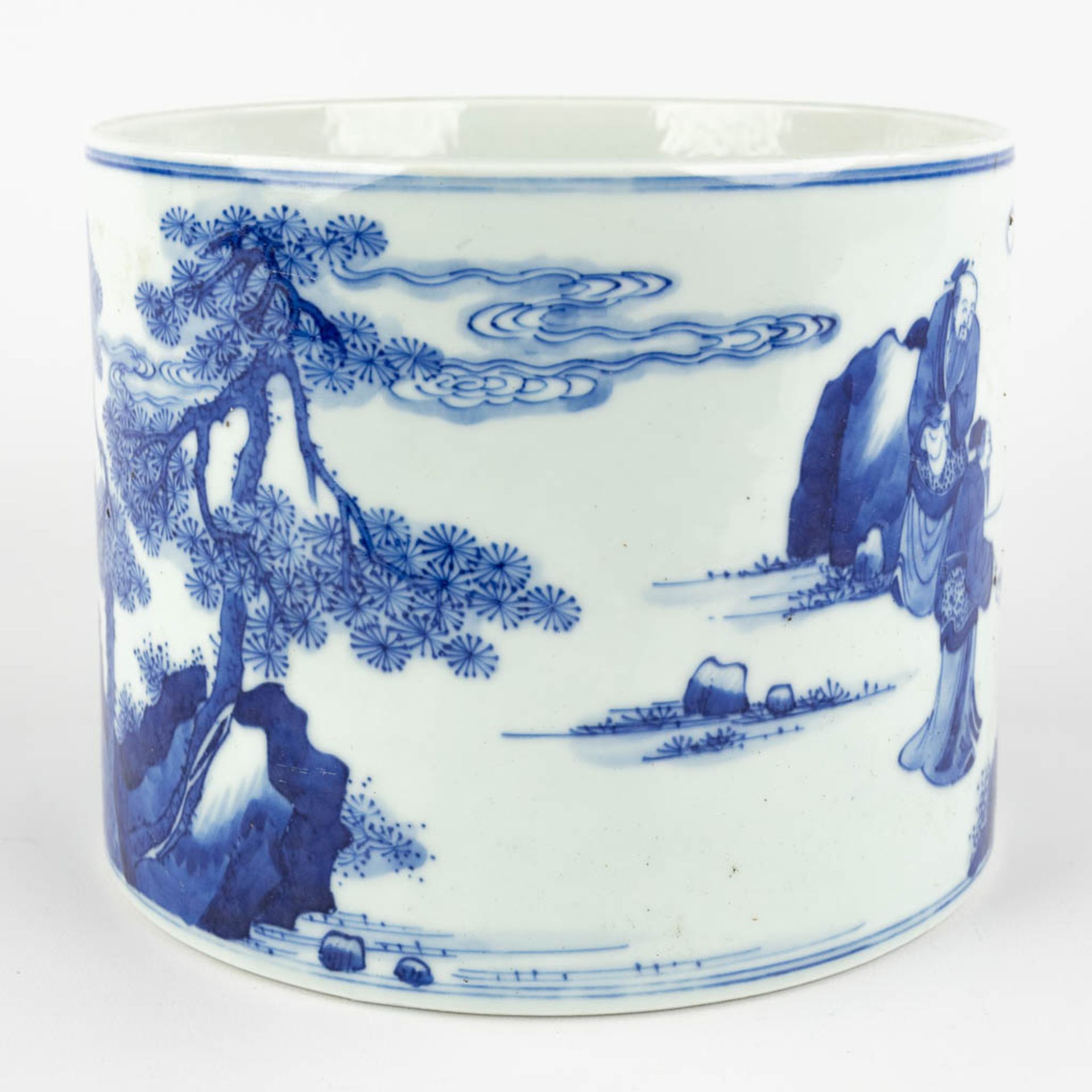 A Chinese pot, blue-white decor of wise men holding a cloth, 19th C. (H:15,5 x D:20 cm) - Image 4 of 12