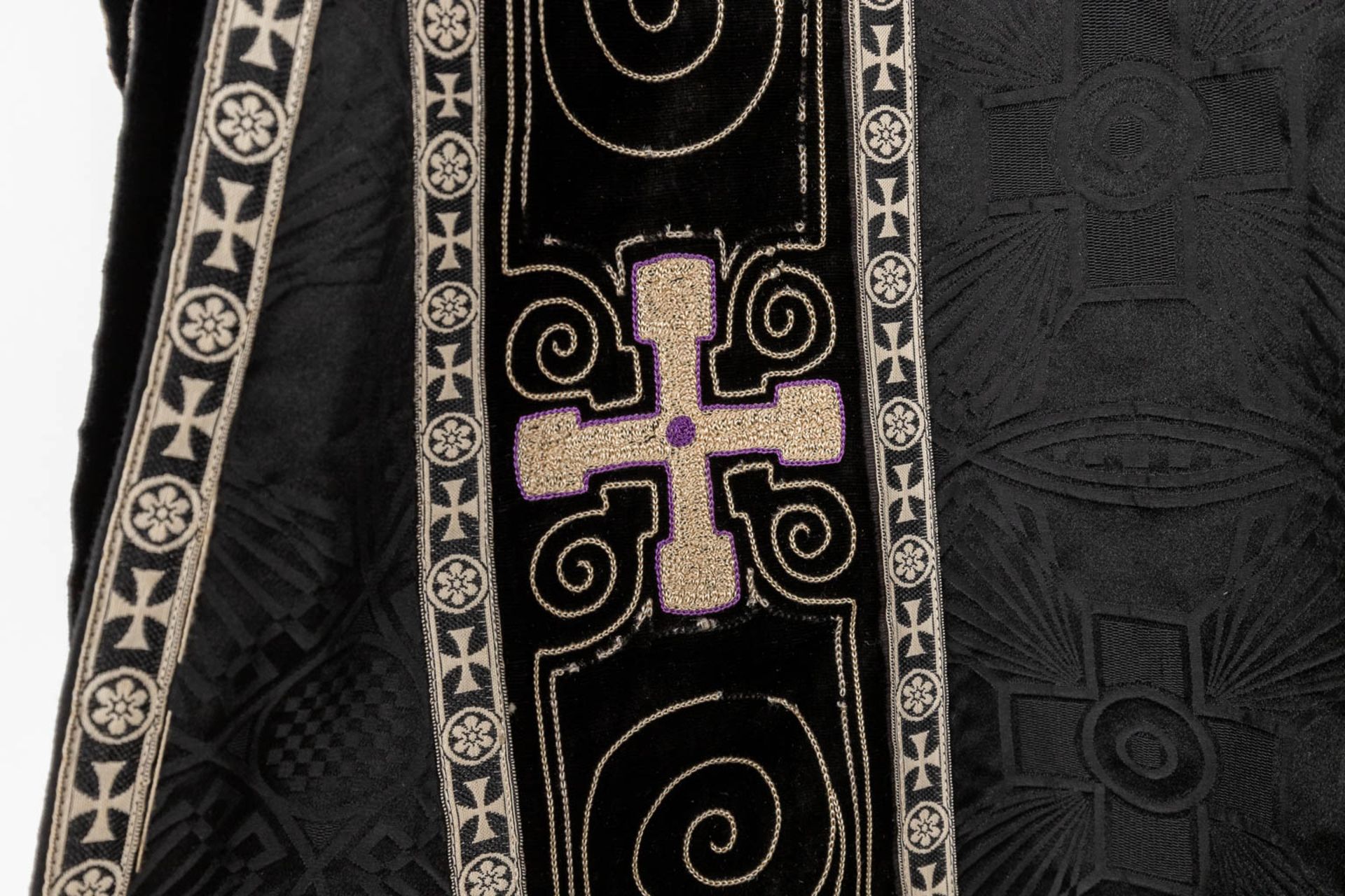 A Roman Chasuble, Two Dalmatics and a Cope. Black textile with embroideries. - Bild 33 aus 49