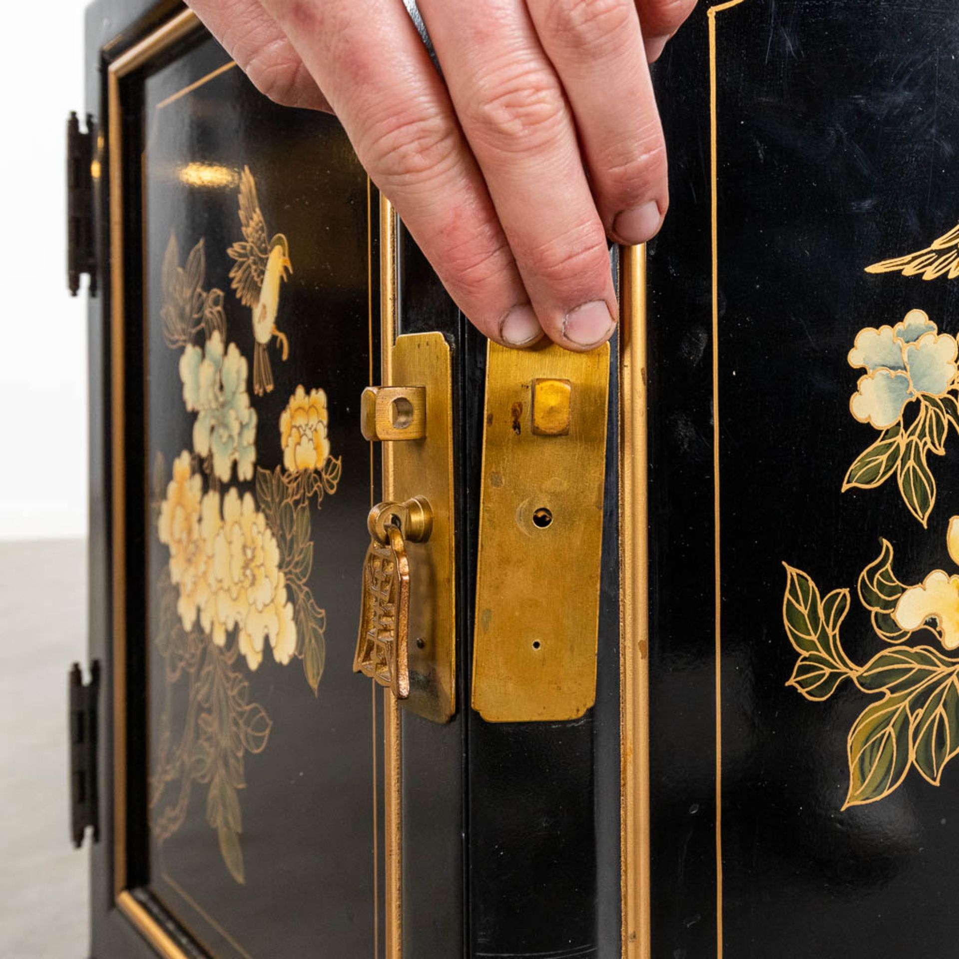 A large hexagonal display cabinet with Chinoiserie decor. 20th C. (H:220 x D:80 cm) - Bild 12 aus 14