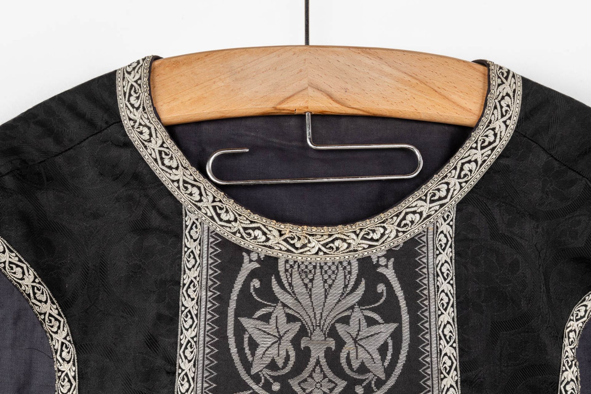A Roman Chasuble, Two Dalmatics and a Cope. Black textile with embroideries. - Bild 21 aus 49