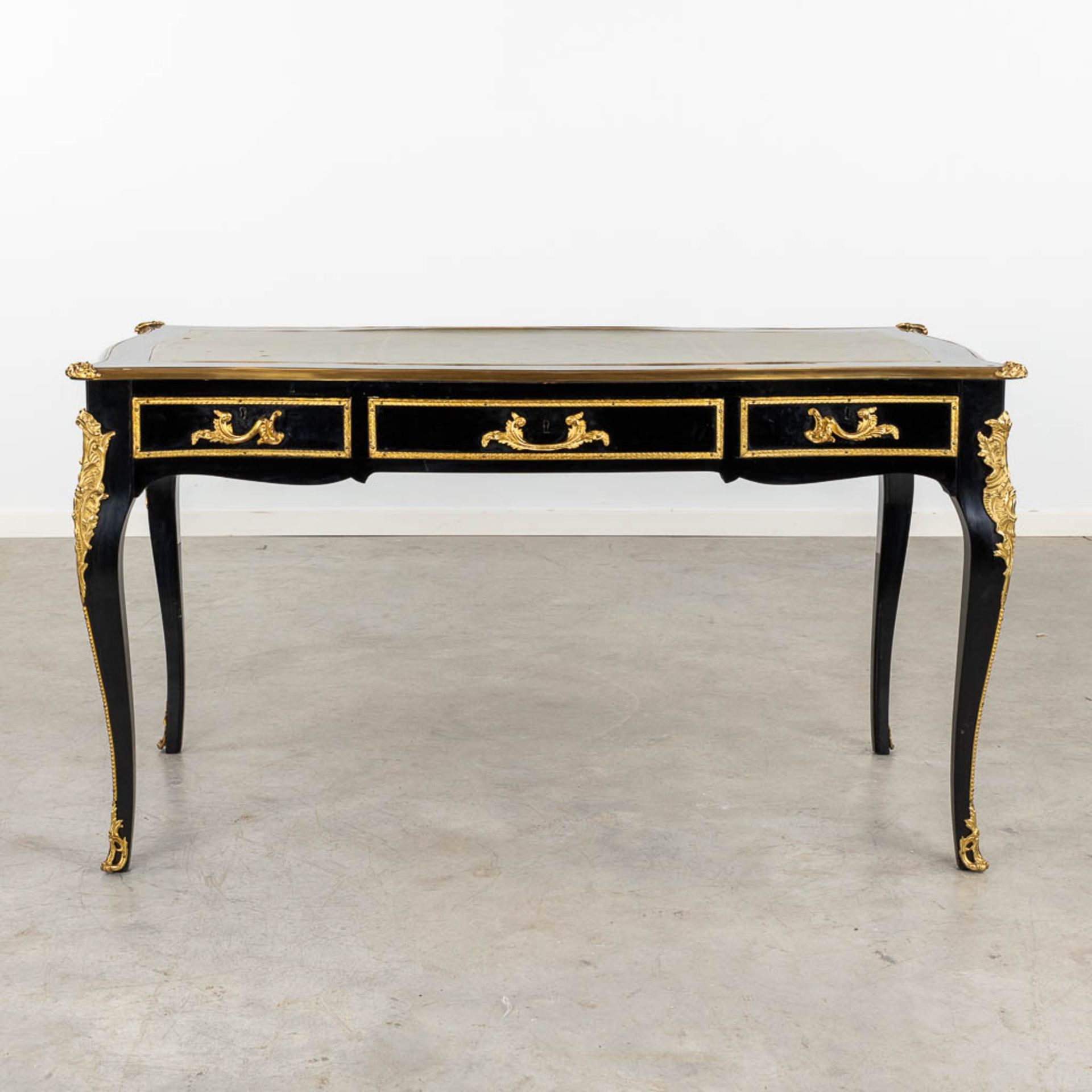 A desk with matching armchair, lacquered and bronze mounted in Louis XV style. 20th C. (D:68 x W:138 - Image 5 of 13