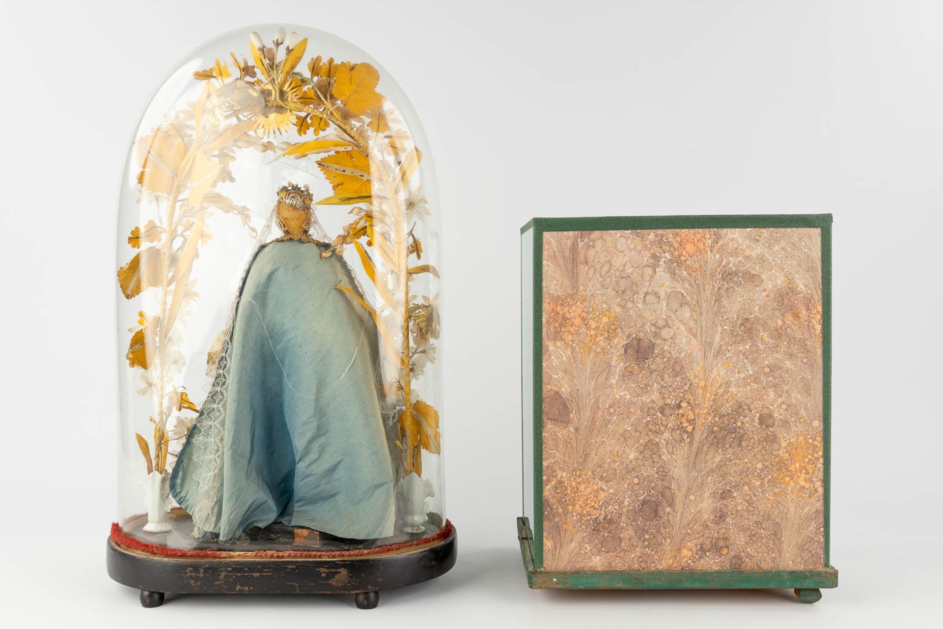 A shrine with a wax figurine of Jesus Christ, and a dome with an image of Madonna. 19th/20th C. (D:2 - Image 5 of 17