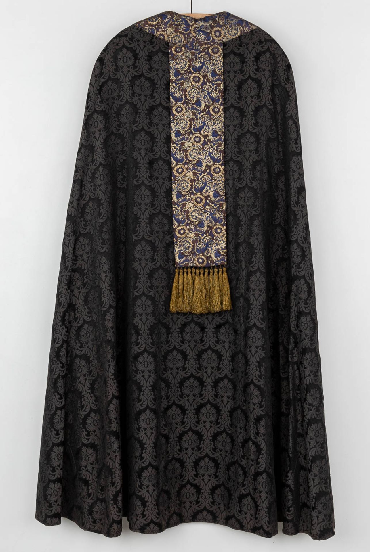 A Roman Chasuble, Two Dalmatics and a Cope. Black textile with embroideries. - Bild 36 aus 49