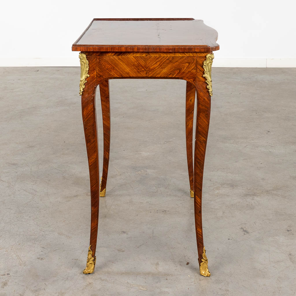 An antique side table, Louis XV, marquetry mounted with bronze, 18th C. (D:43 x W:64 x H: - Image 7 of 14