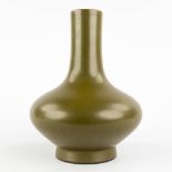 A Chinese vase, monochrome green glaze. Tonghzi mark, republic period. (H:32 x D:24 cm)