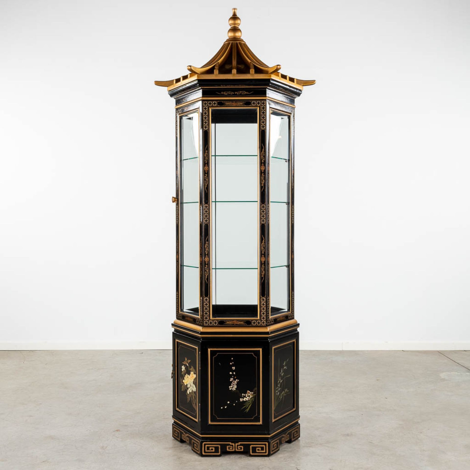 A large hexagonal display cabinet with Chinoiserie decor. 20th C. (H:220 x D:80 cm) - Bild 7 aus 14