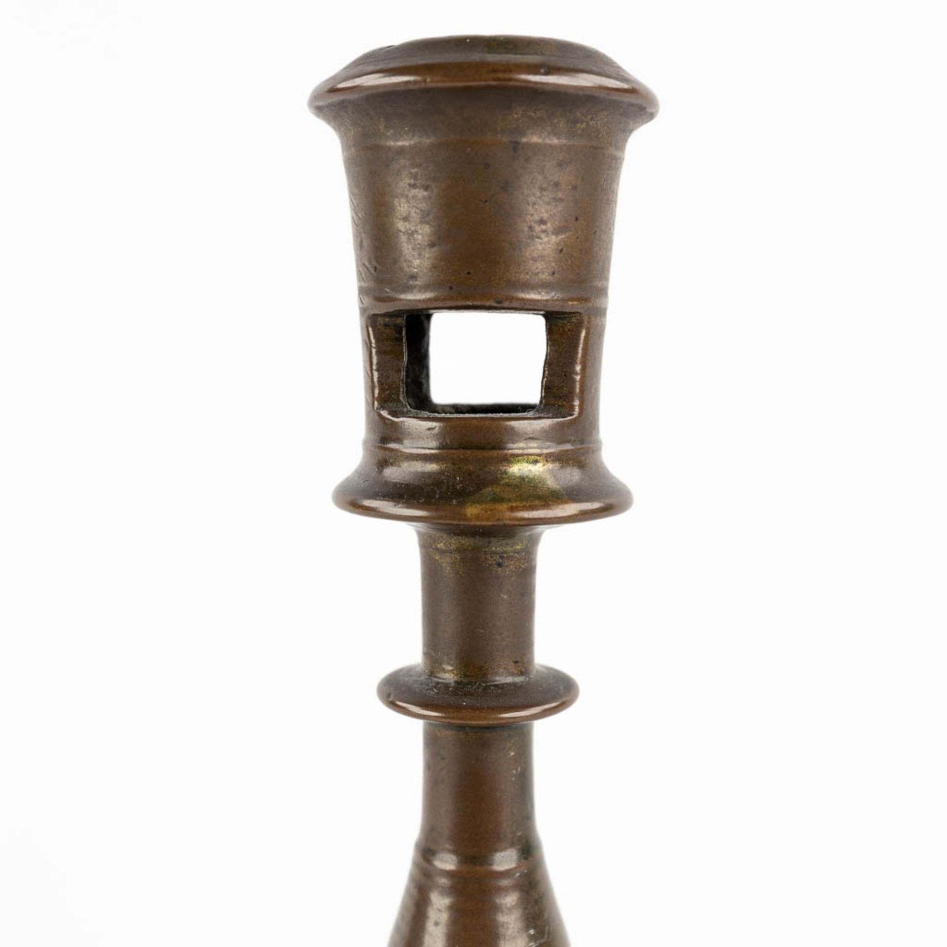 An antique candlestick, Flanders or The Netherlands, 16th C. (H:24,5 x D:14,5 cm) - Image 8 of 11