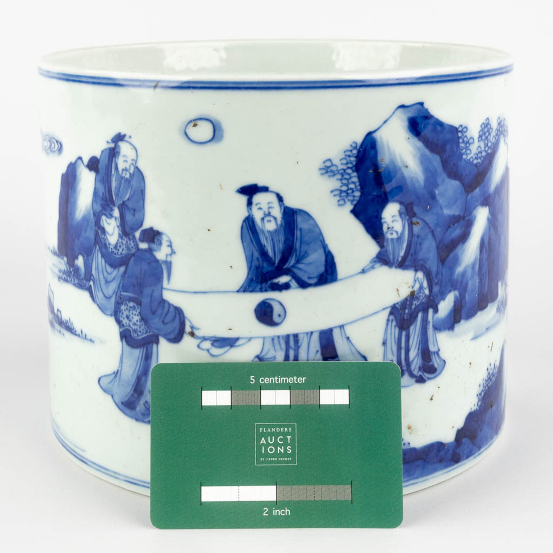 A Chinese pot, blue-white decor of wise men holding a cloth, 19th C. (H:15,5 x D:20 cm) - Bild 2 aus 12