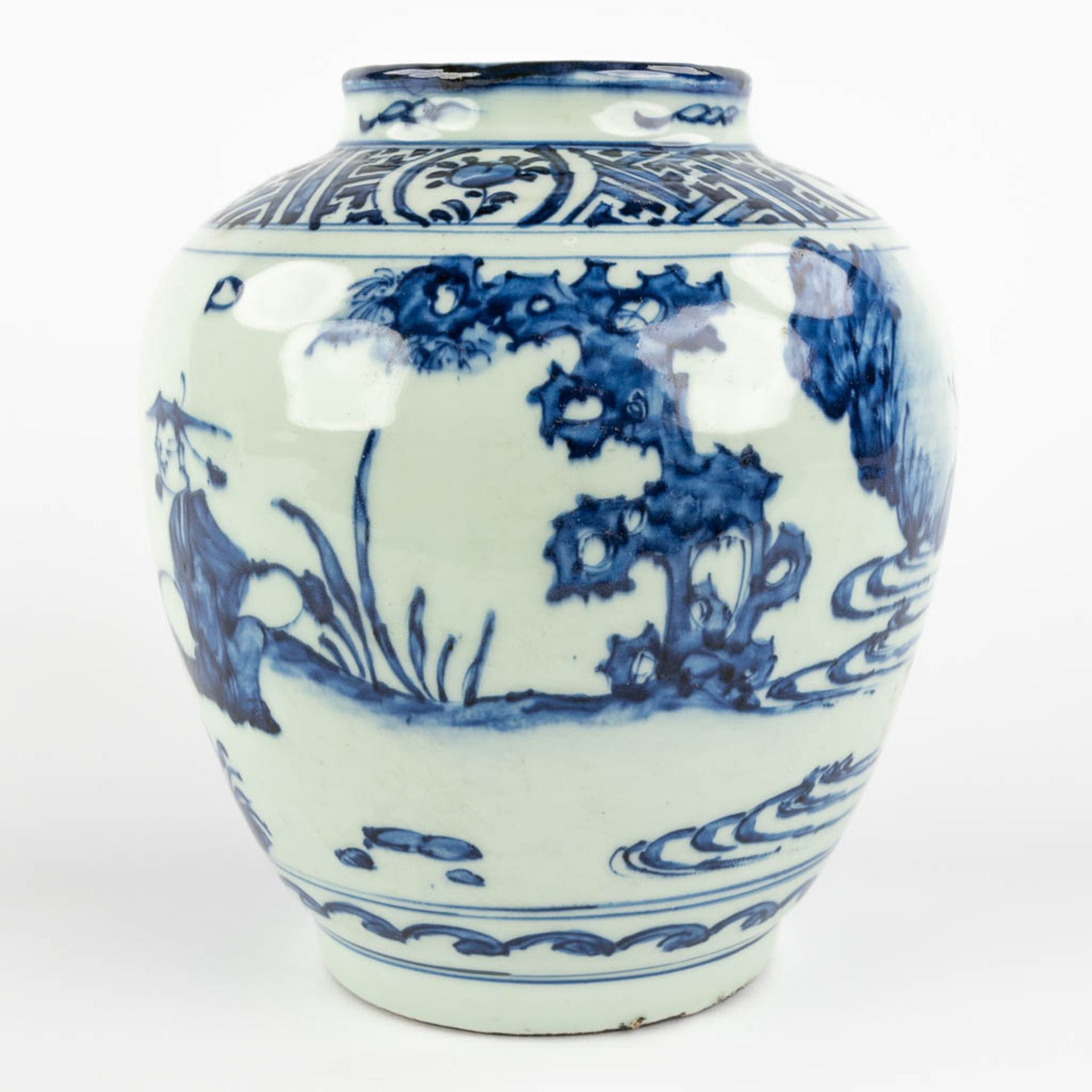 A Chinese pot with blue-white decor of a landscape with figurine. Possibly 17th C. (H:23 x D:20 cm) - Bild 7 aus 11