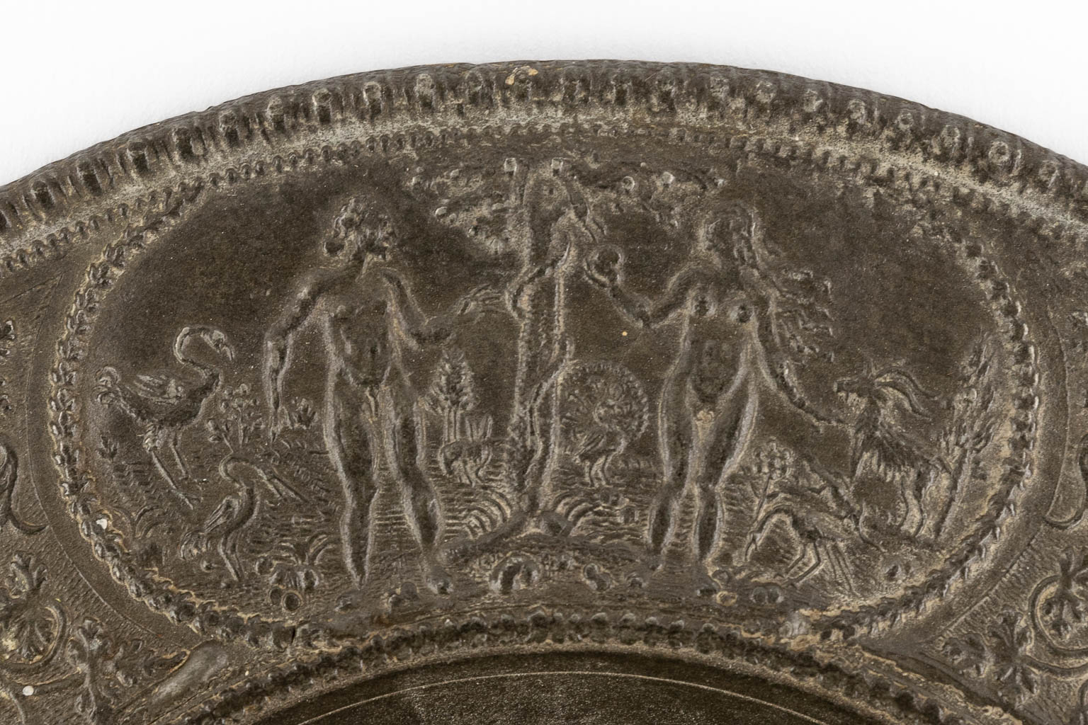 Paulus Oeham de Oude, Nuremberg, Germany. A relief plate, pewter. 17th C. (D:17,8 cm) - Image 5 of 11