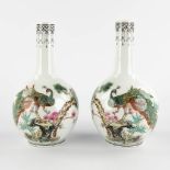 A pair of Chinese vases decorated with peacocks, 20th C. (H:19,5 x D:10,5 cm)