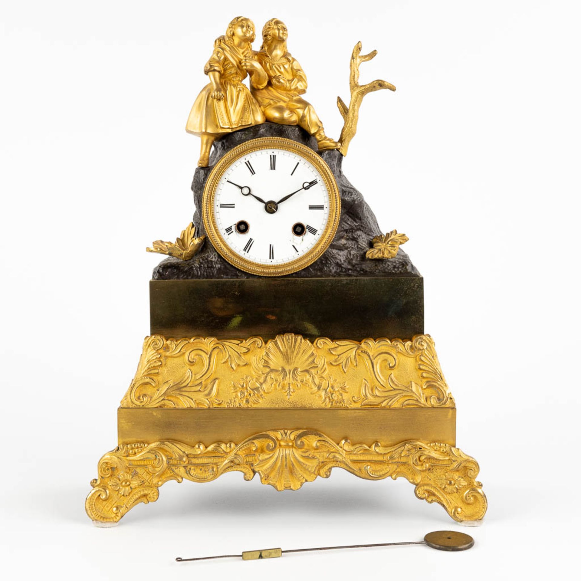 A mantle clock, gilt and patinated bronze decorated with two children, circa 1900. (D:11 x W:26 x H: