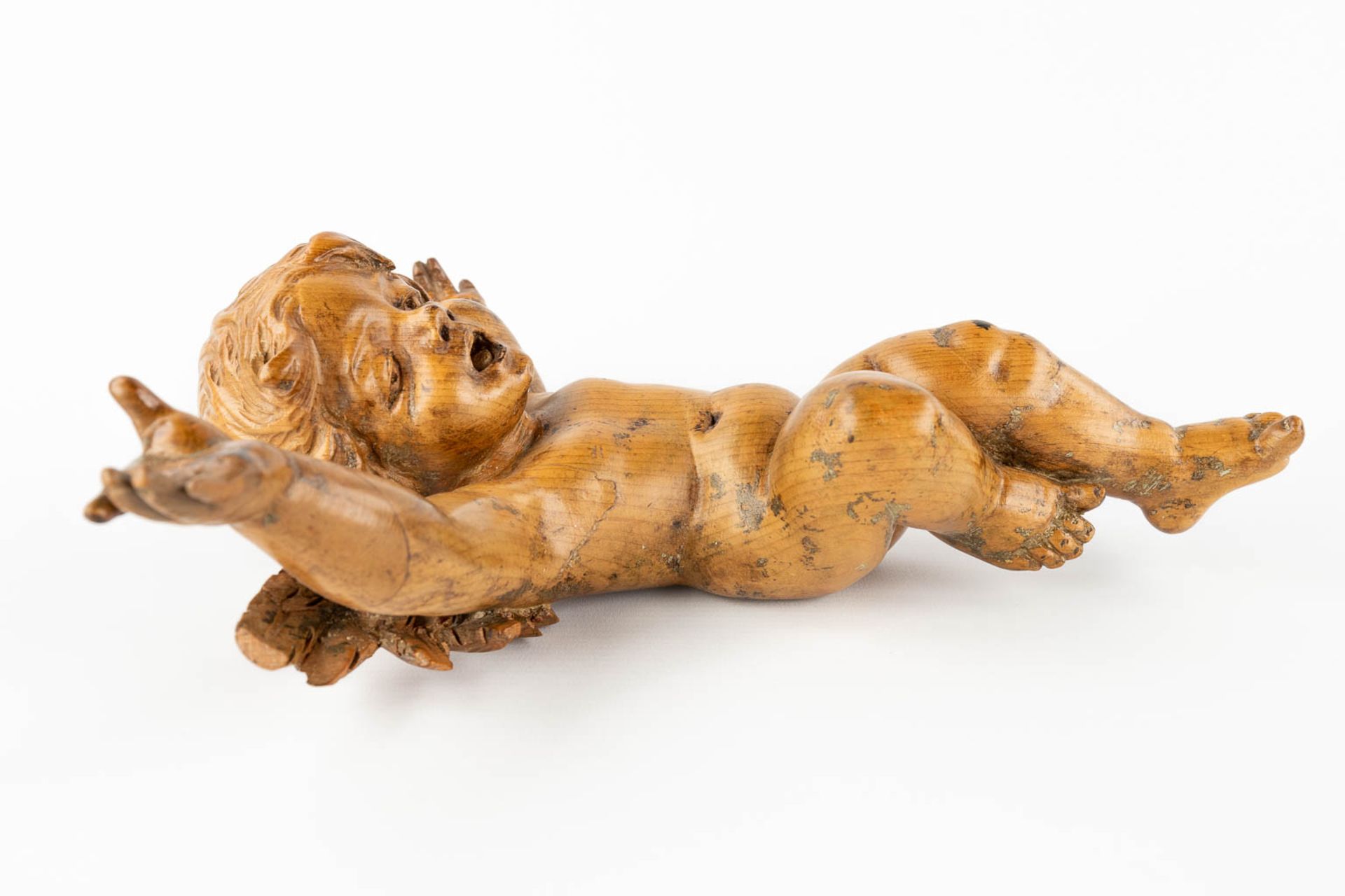 A pair of wood-sculptured putti, basswood, 18th C. (W:22 x H:30 cm) - Image 5 of 14
