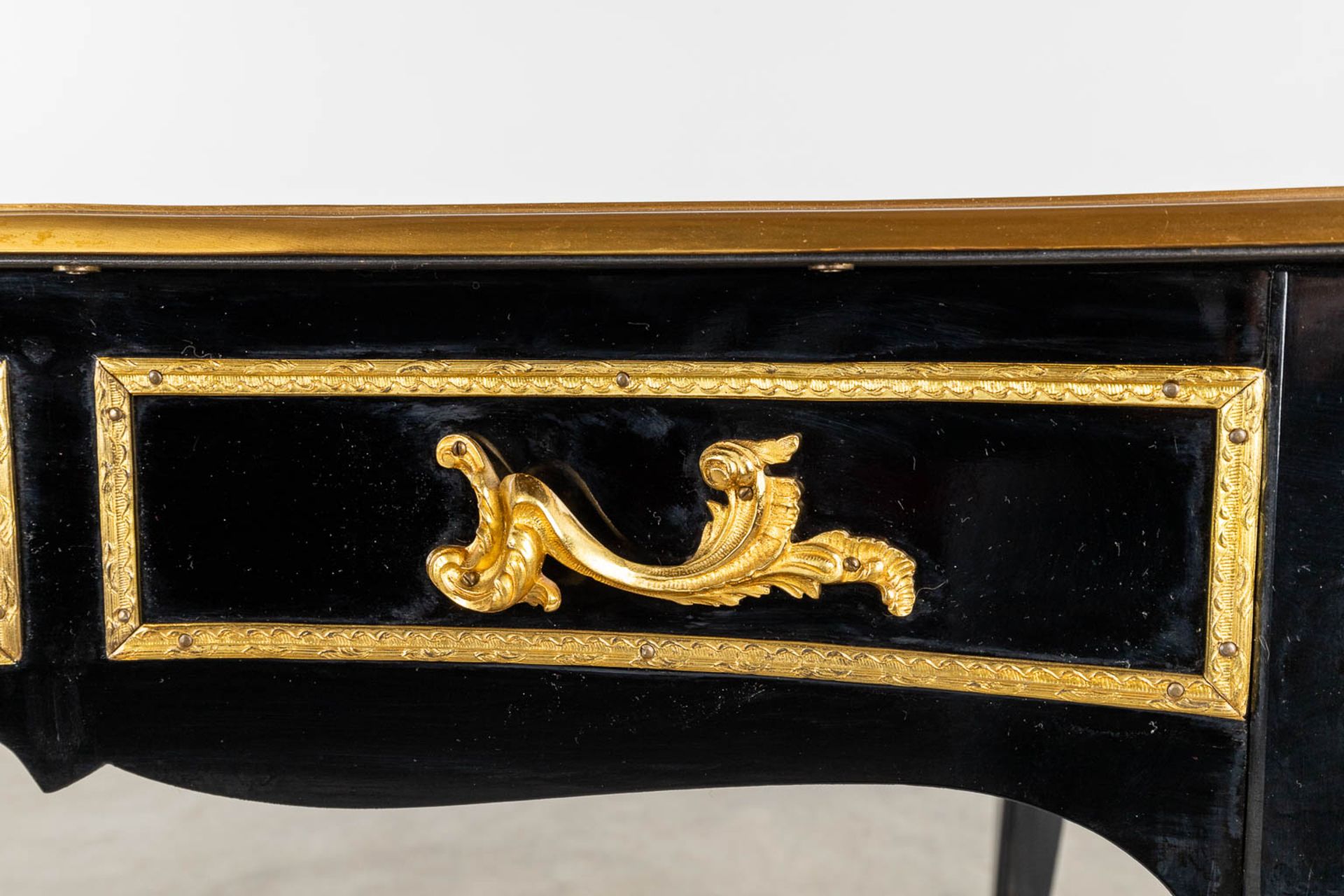 A desk with matching armchair, lacquered and bronze mounted in Louis XV style. 20th C. (D:68 x W:138 - Image 10 of 13
