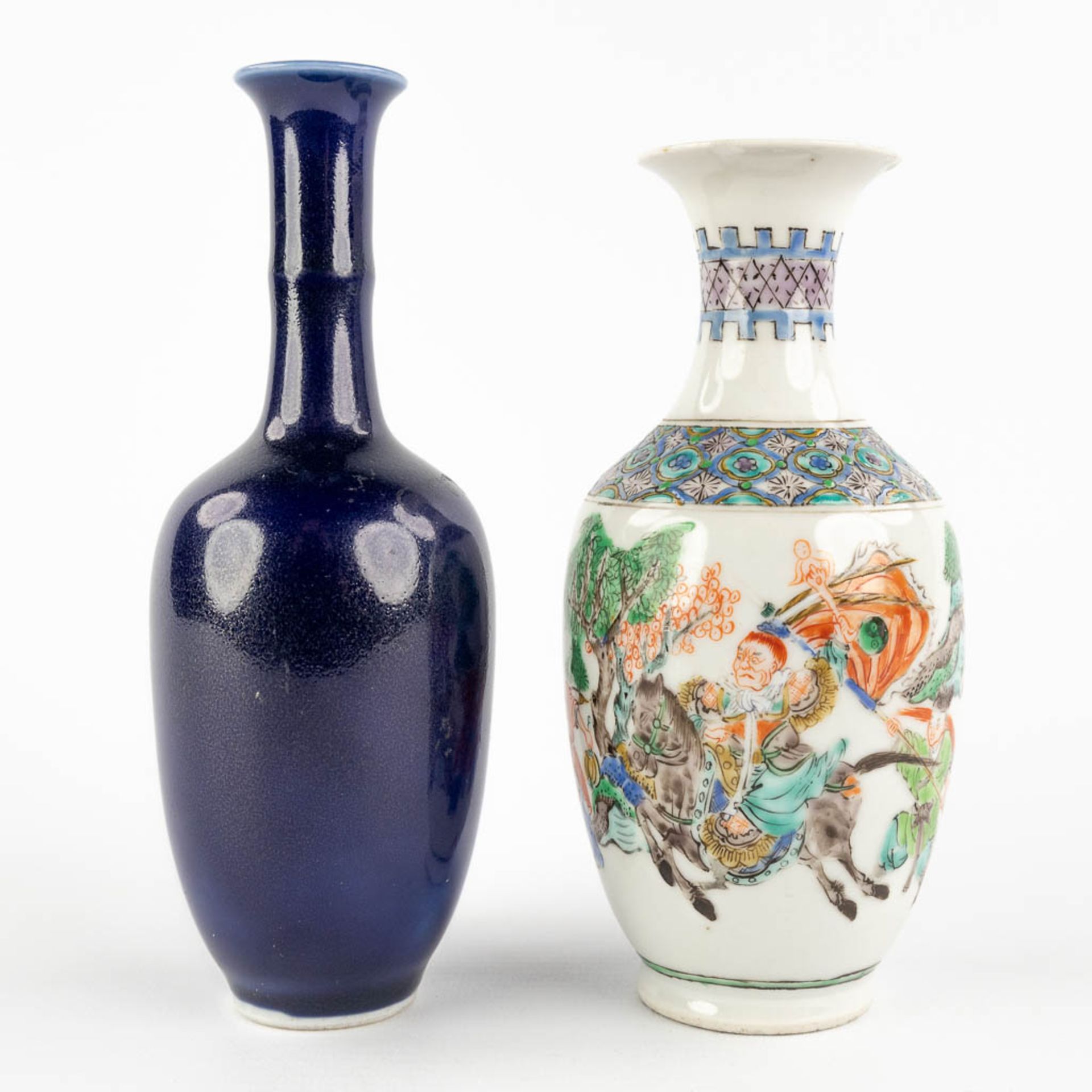 Two small Chinese vases, Famille Verte and monochrome, 19th C. (H:15 x D:7 cm) - Bild 3 aus 11