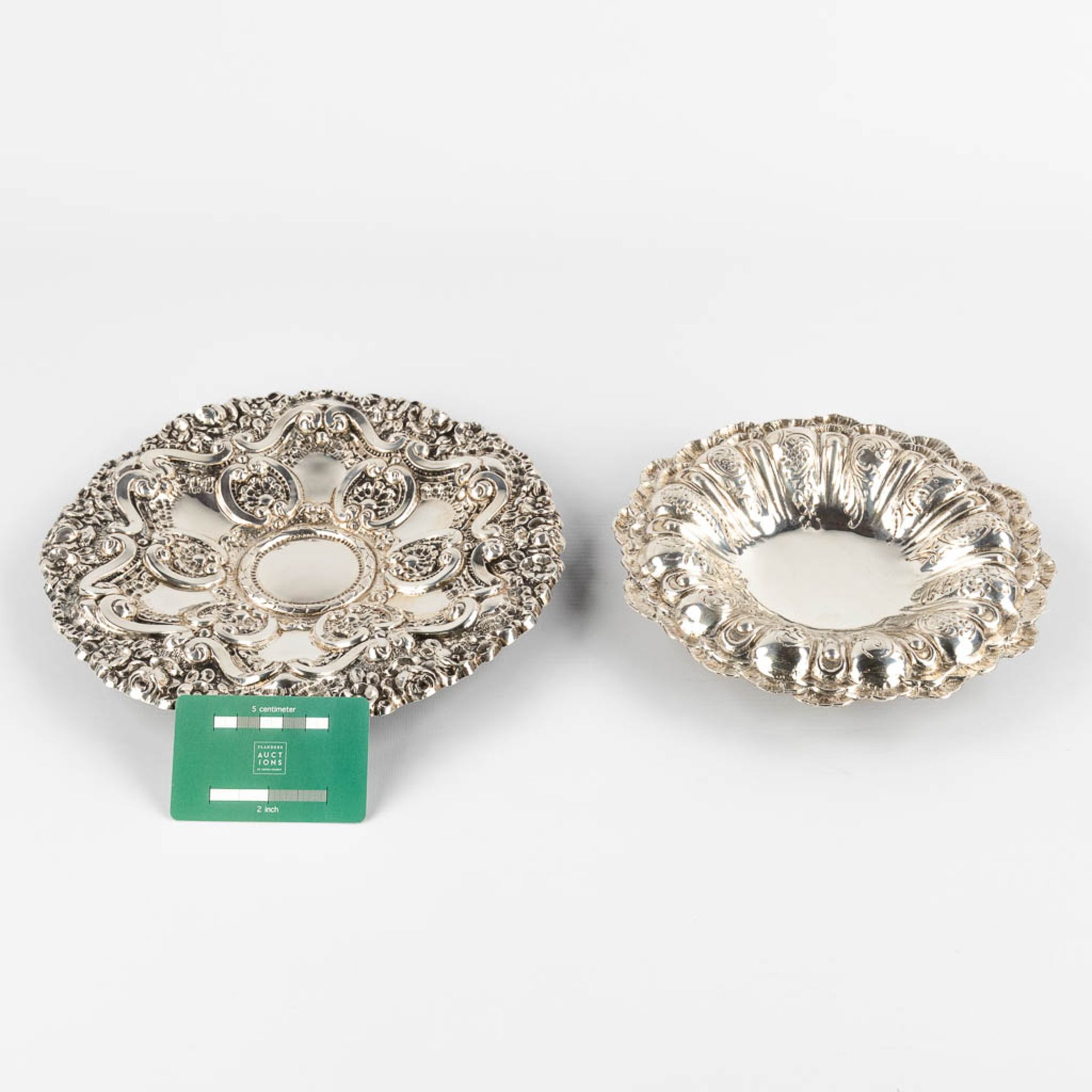 A bowl and an 'Assiette volante', silver, 433g. (D:26 cm) - Image 2 of 9