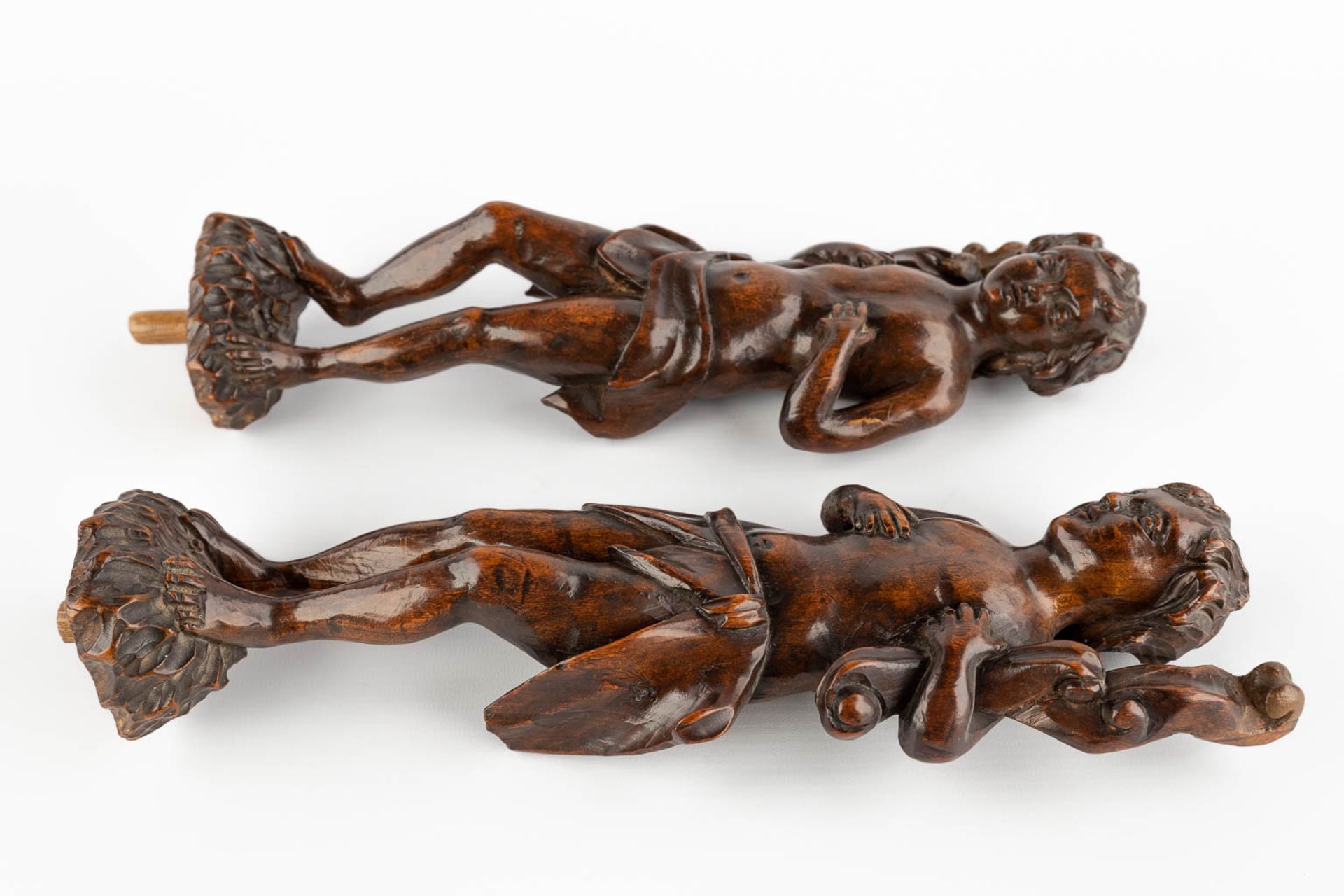 A pair of wood-sculptured figurines of young men, 18th C. (H:34 cm) - Image 6 of 10