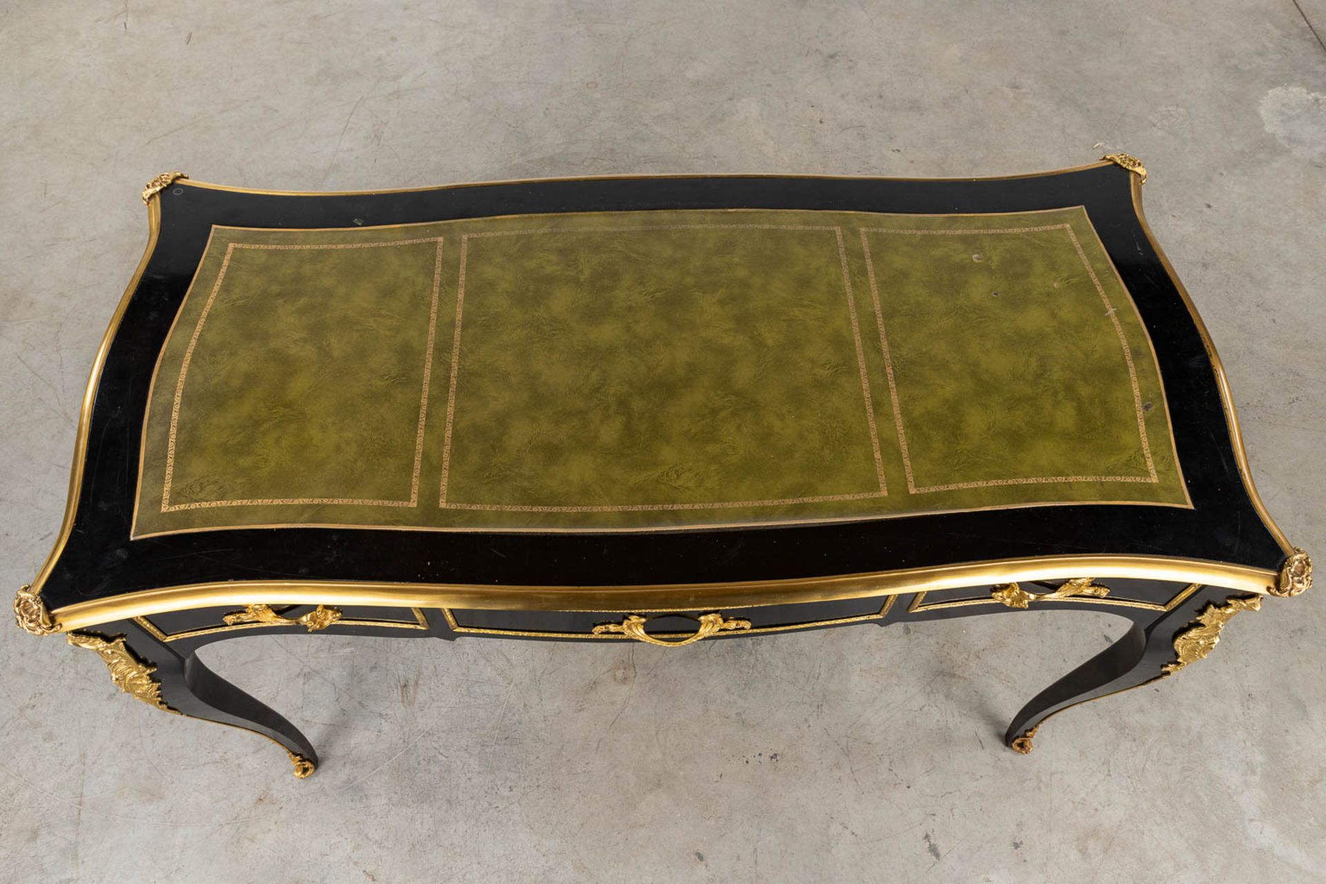 A desk with matching armchair, lacquered and bronze mounted in Louis XV style. 20th C. (D:68 x W:138 - Image 8 of 13