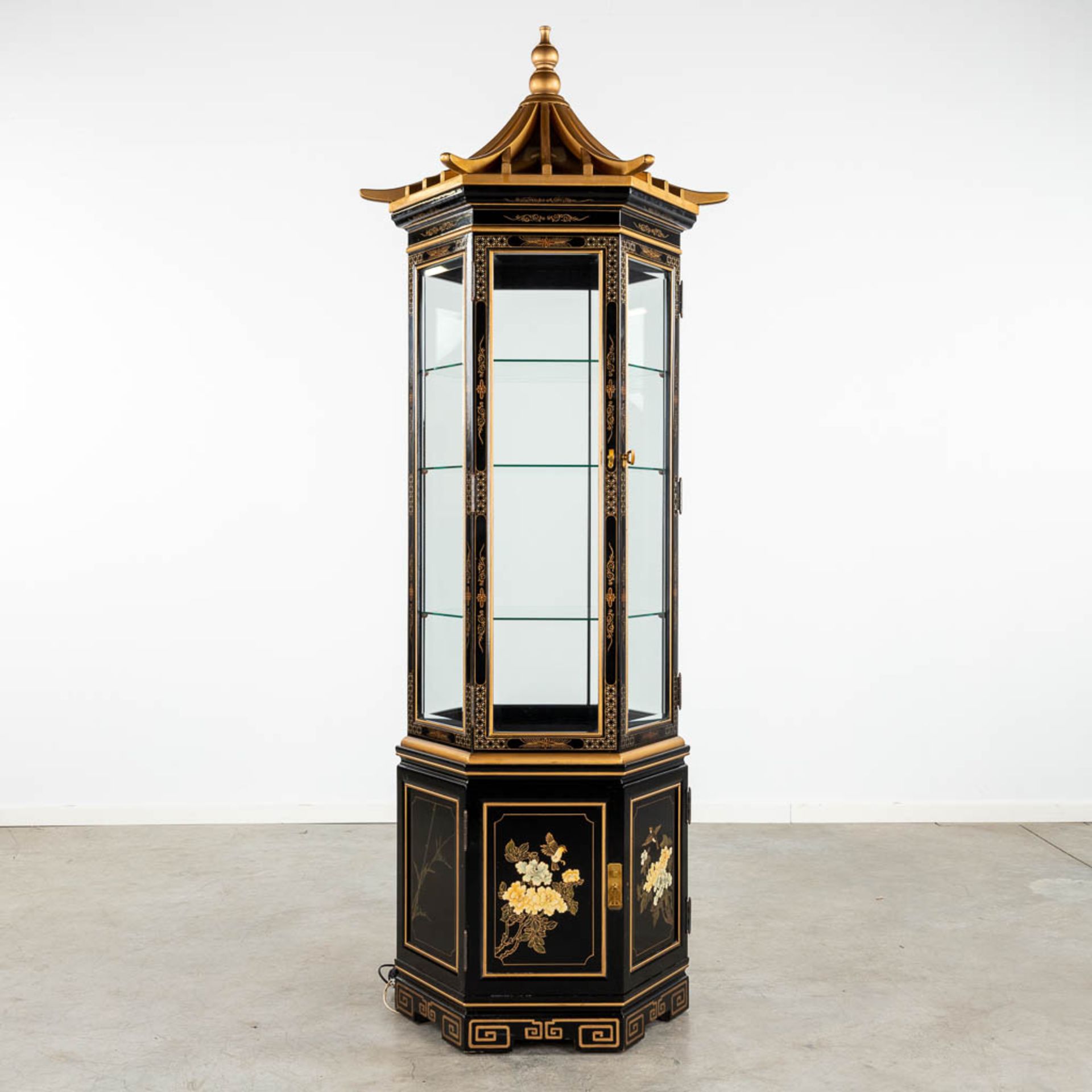 A large hexagonal display cabinet with Chinoiserie decor. 20th C. (H:220 x D:80 cm) - Bild 4 aus 14