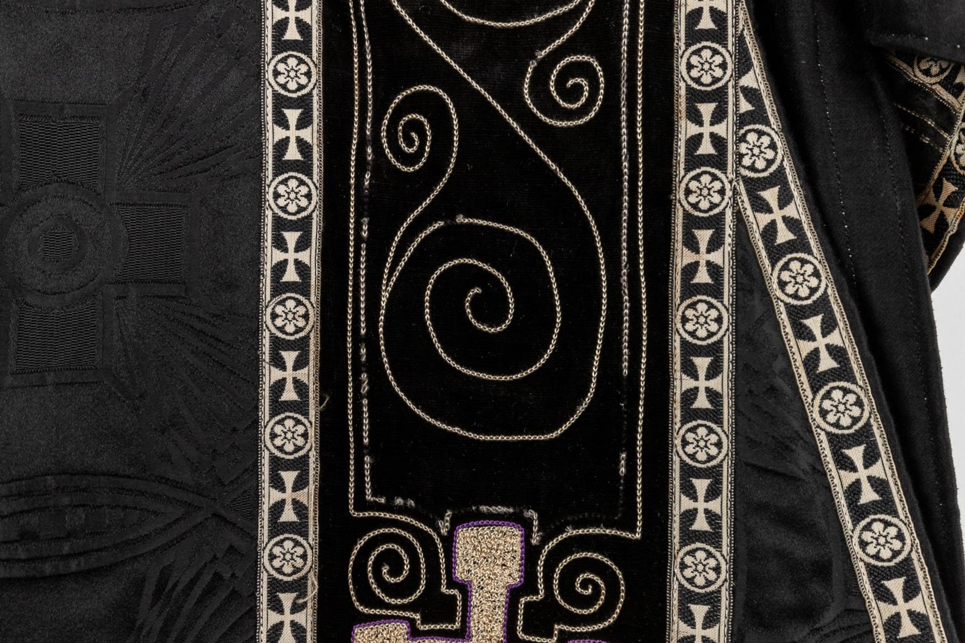A Roman Chasuble, Two Dalmatics and a Cope. Black textile with embroideries. - Bild 7 aus 49