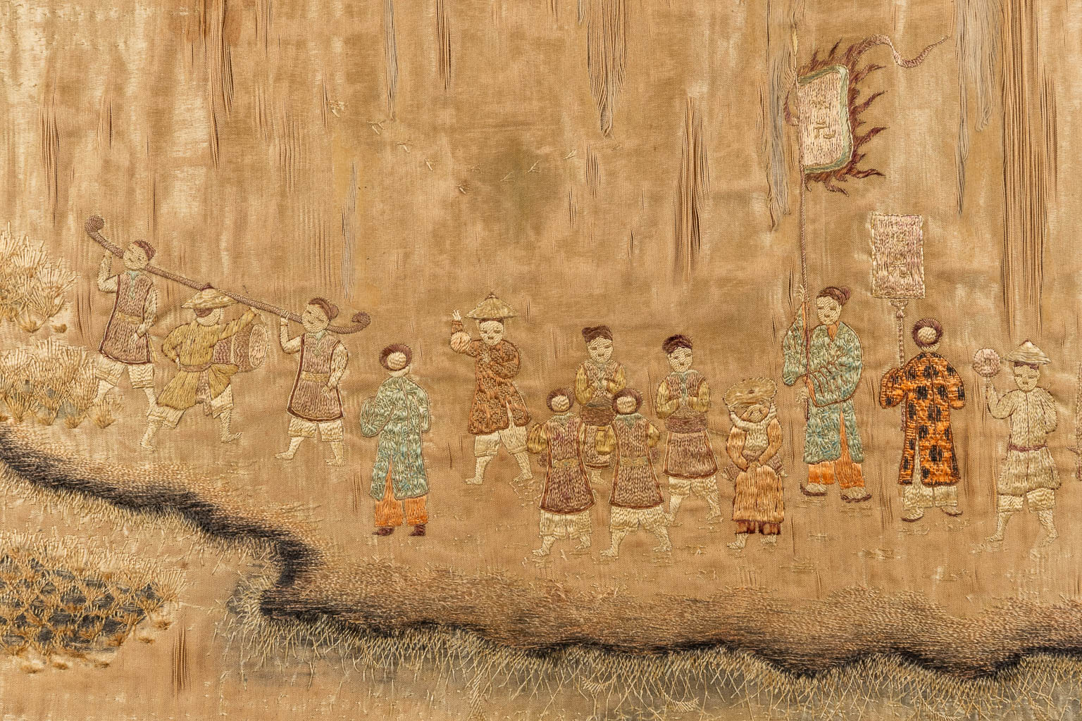 A Chinese embroidery on silk 'The Parade'. 19th/20th C. (W:117 x H:107 cm) - Image 7 of 11