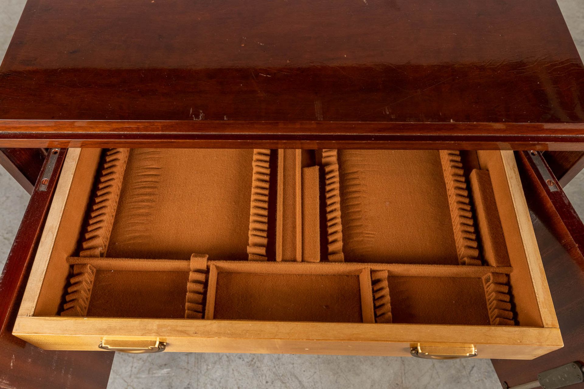 A cutlery case, veneered wood with 4 drawers, Probably made by Decoene. Circa 1950. (D:44 x W:64 x H - Image 15 of 15