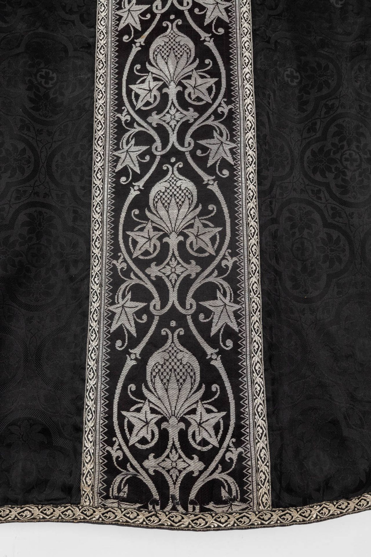 A Roman Chasuble, Two Dalmatics and a Cope. Black textile with embroideries. - Bild 19 aus 49