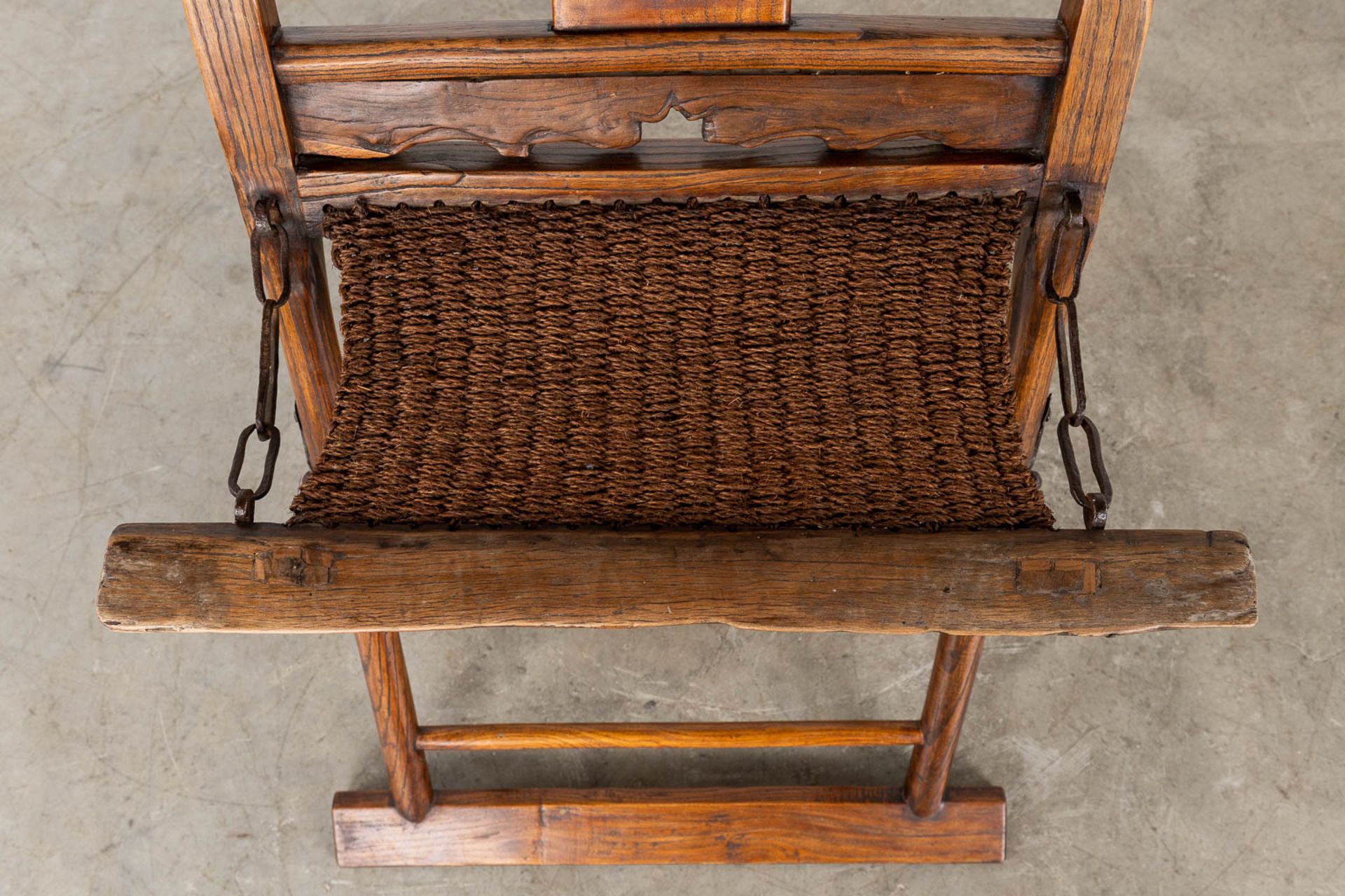 An antique Chinese travellers folding chair, probably 18th/19th C. (D:50 x W:60 x H:116 cm) - Image 9 of 12