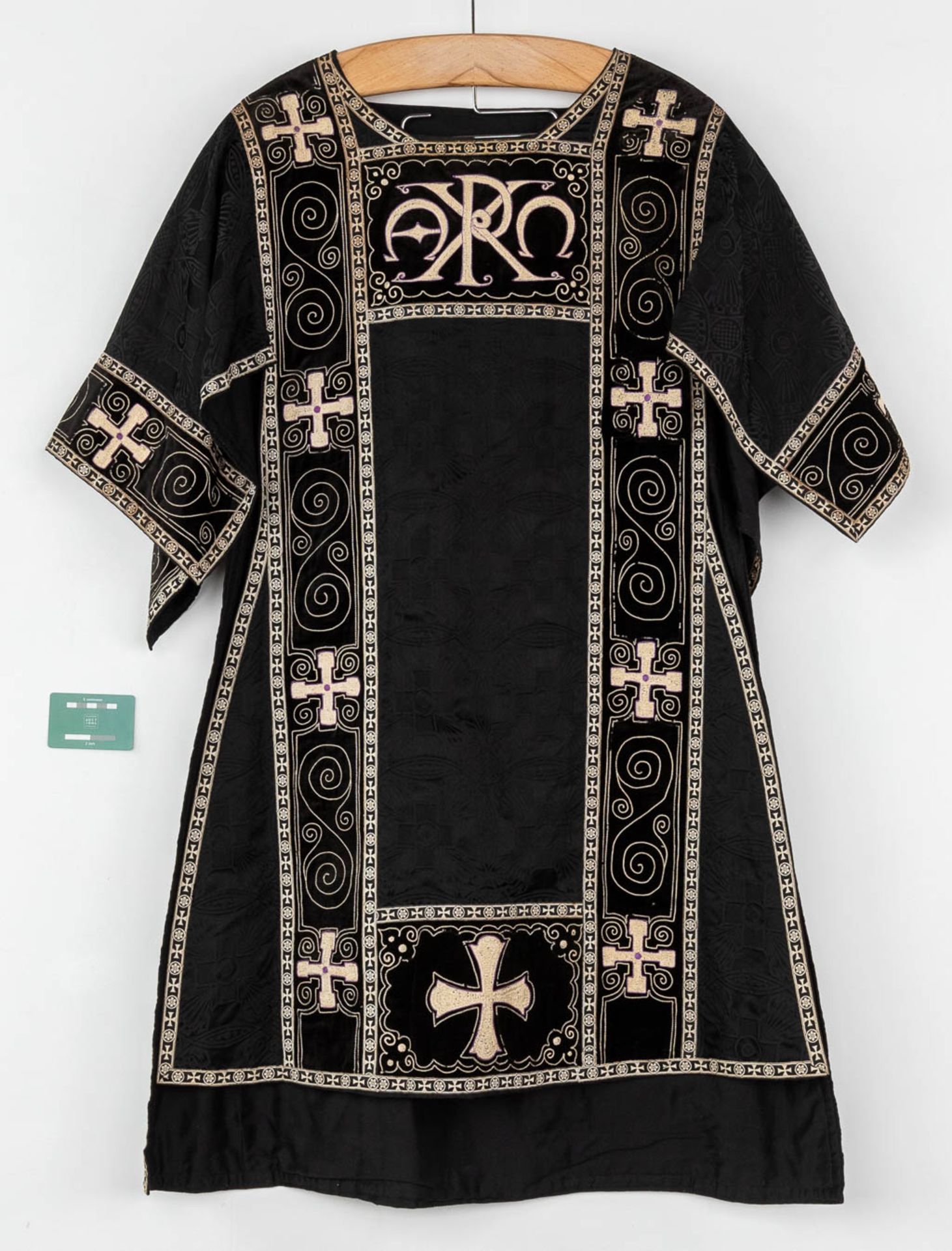 A Roman Chasuble, Two Dalmatics and a Cope. Black textile with embroideries. - Bild 2 aus 49