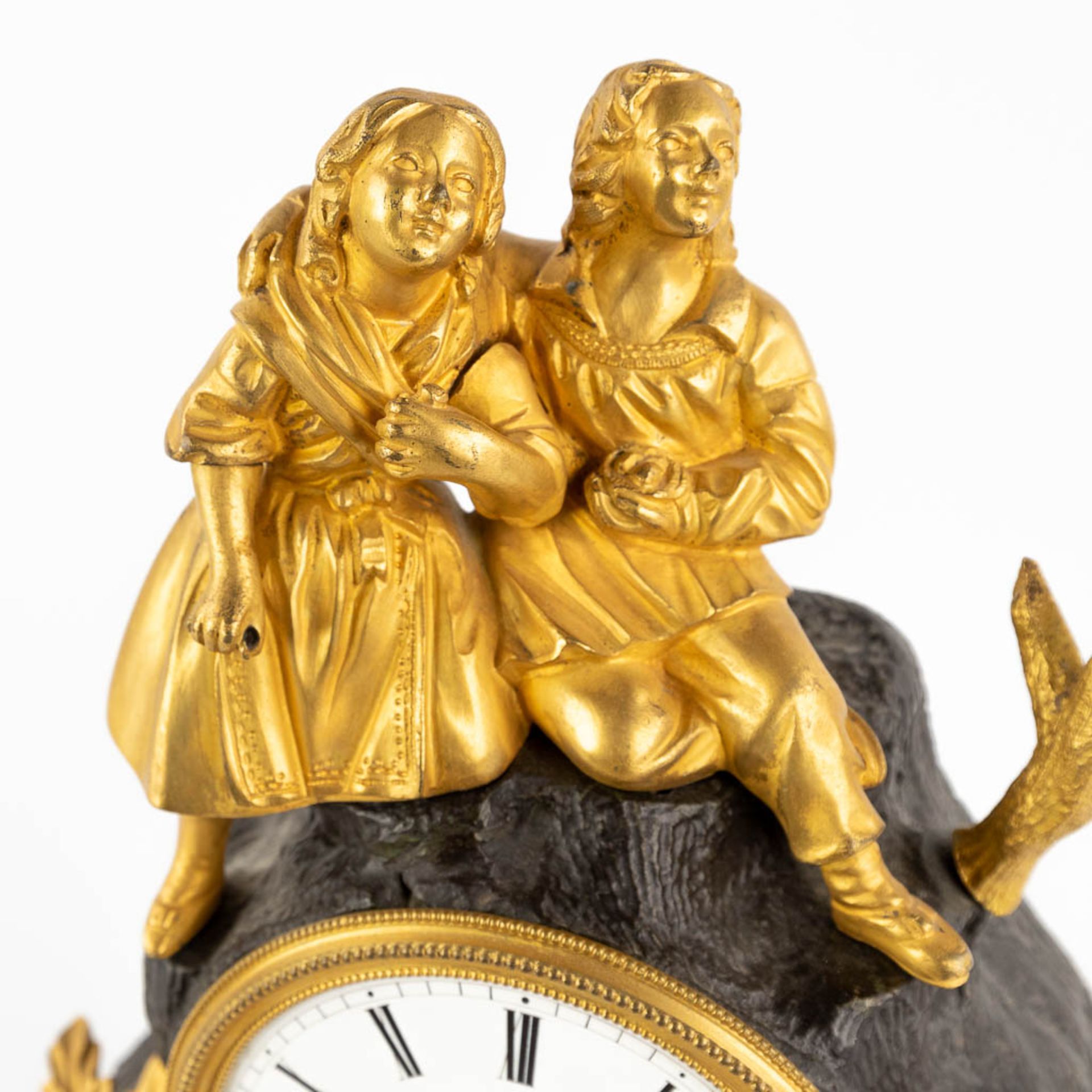 A mantle clock, gilt and patinated bronze decorated with two children, circa 1900. (D:11 x W:26 x H: - Bild 8 aus 12