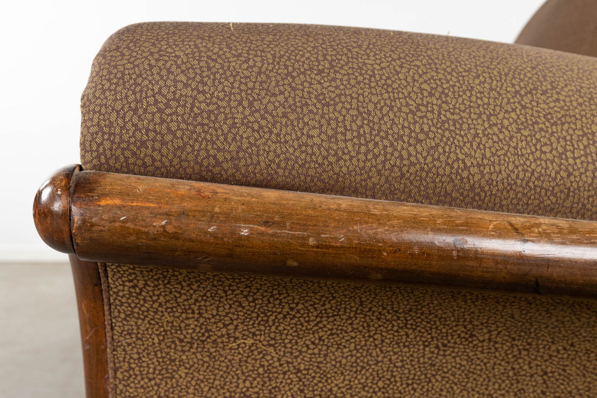 A pair of club sofa's, fabric and wood, circa 1940. (D:80 x W:107 x H:80 cm) - Bild 7 aus 14