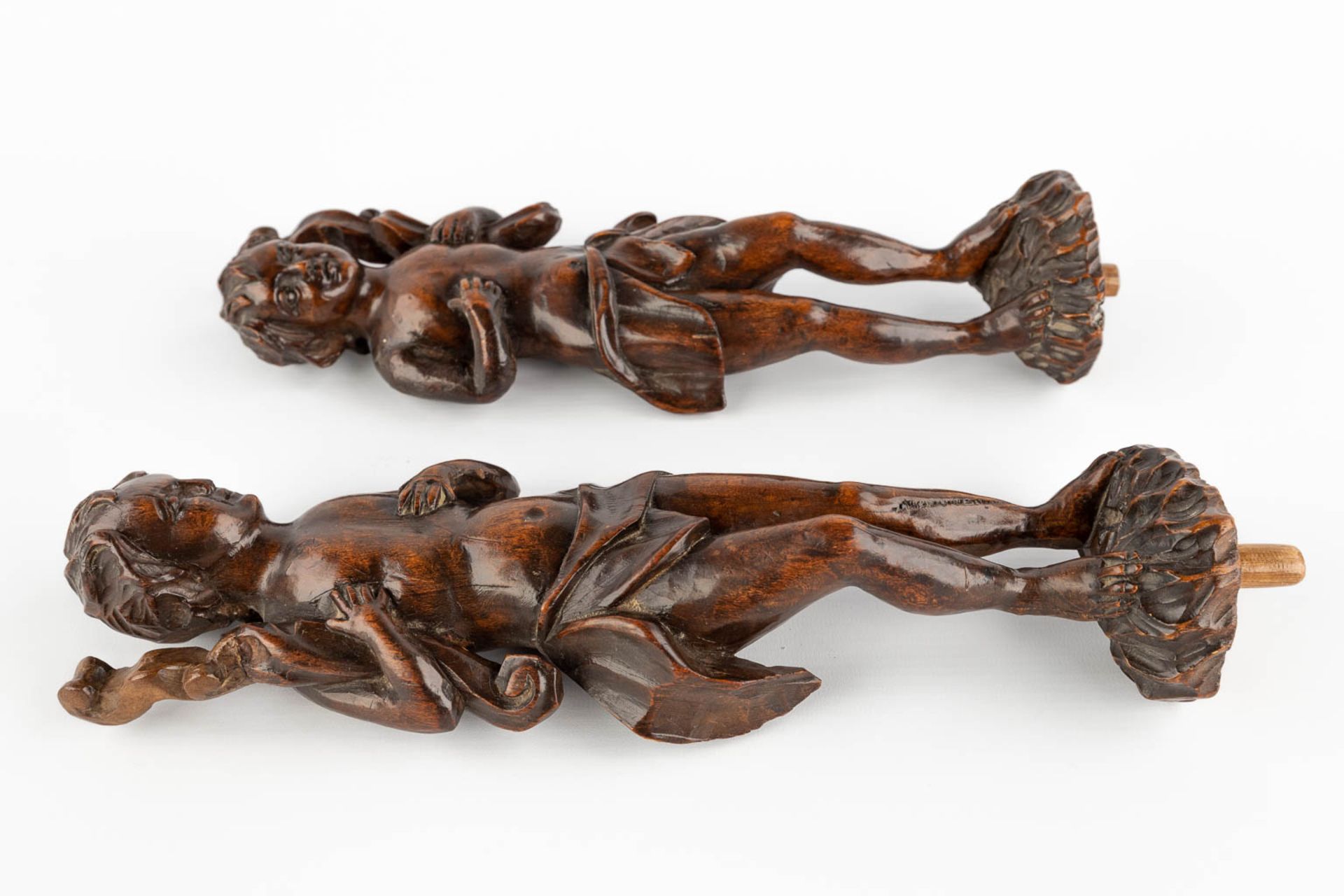 A pair of wood-sculptured figurines of young men, 18th C. (H:34 cm) - Image 4 of 10