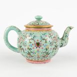 A Chinese teapot with turquoise glaze, Jiaqing mark and period. 19th C. (D:10 x W:16,5 x H:11 cm)