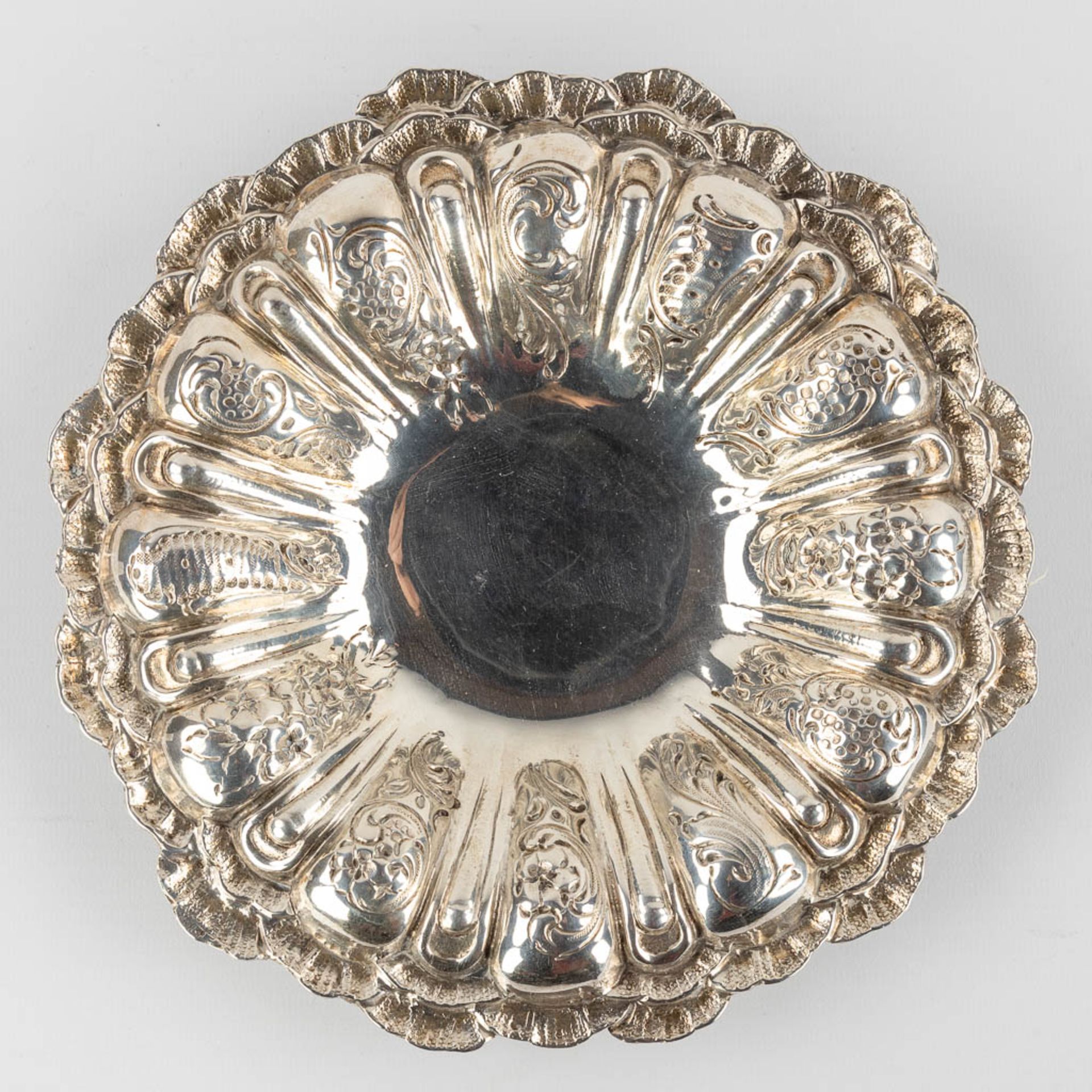 A bowl and an 'Assiette volante', silver, 433g. (D:26 cm) - Image 6 of 9