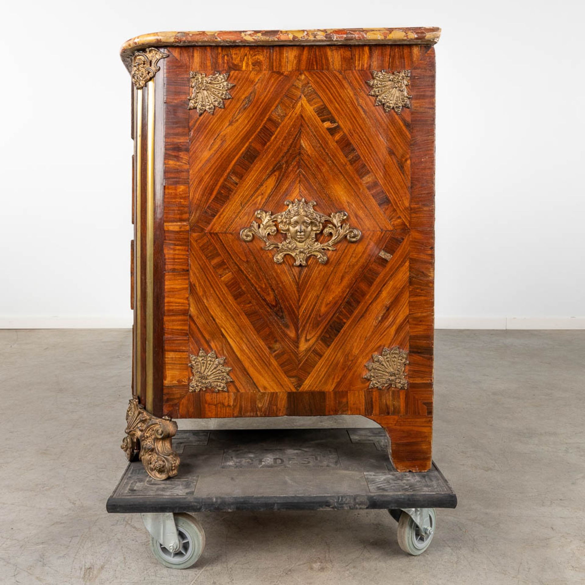 Louis Simon PAINSUN (?-1748) an exceptional 5-drawer commode, bronze and marquetry with Brech D'Alep - Bild 12 aus 23