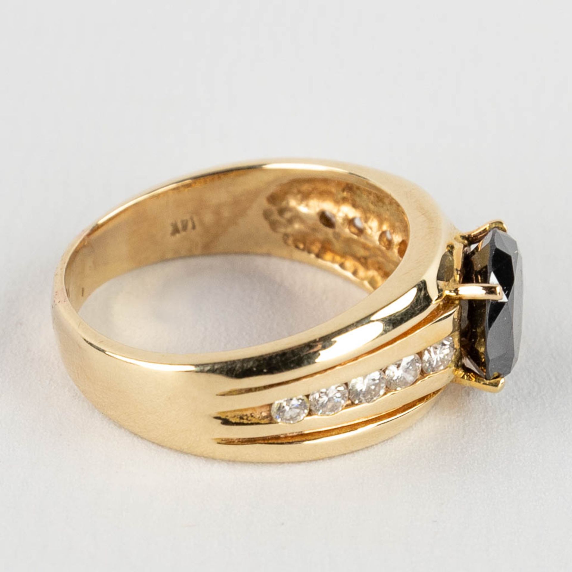 A 14 karat yellow gold ring with black diamond, appr. 2,73ct and 10 brilliant cut diamonds, appr. 0, - Image 4 of 10