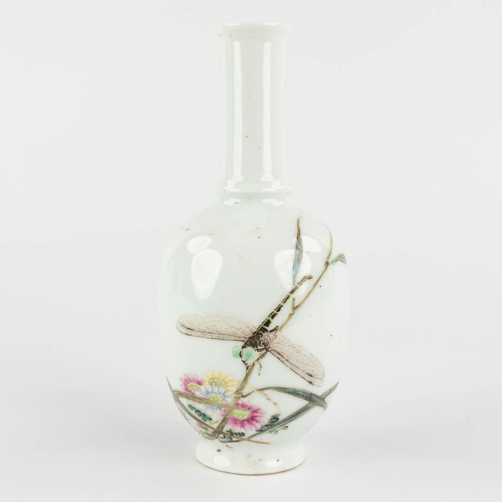 Li mingliang, A Chinese vase with decor of a dragonfly. 20th C. (H:14 x D:6,5 cm)