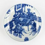A Chinese bowl, blue-white decor of figurines, Chenghua mark, 19th C. (H:3 x D:15 cm)