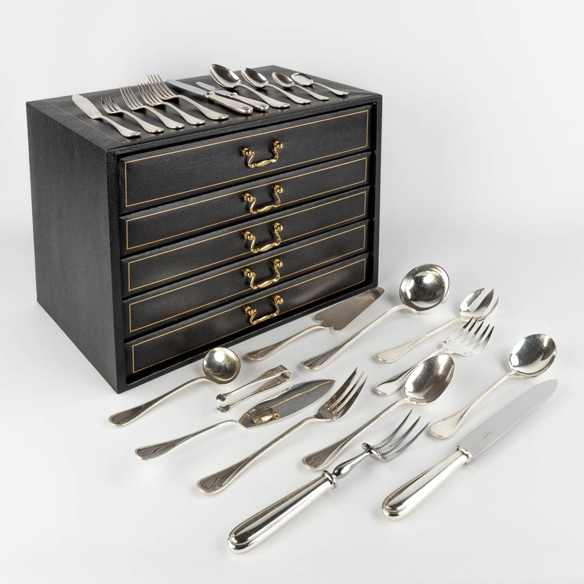 Christofle 'Perles' a large silver-plated cutlery in a storage box. 144 pieces. (D:29 x W:46 x H:33