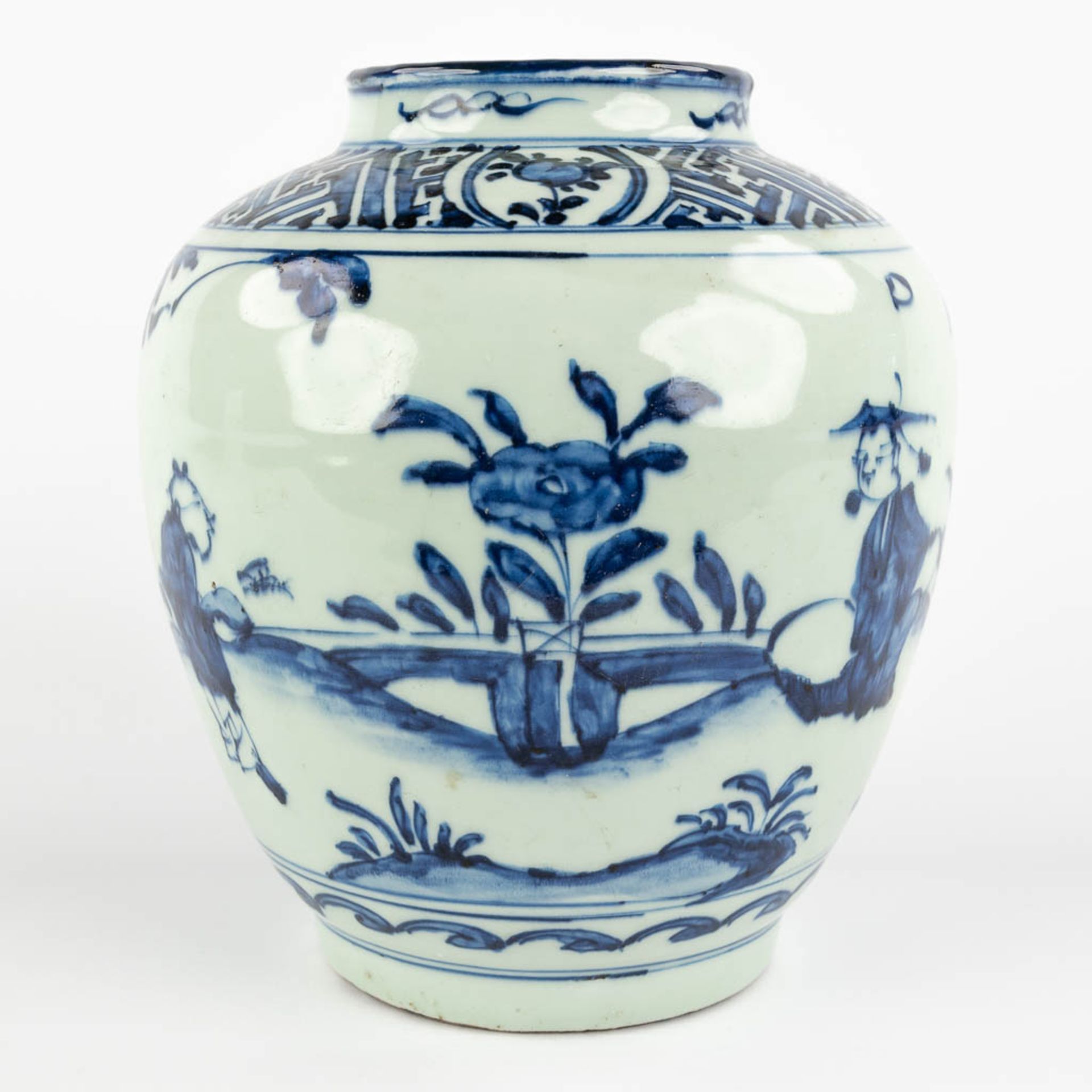 A Chinese pot with blue-white decor of a landscape with figurine. Possibly 17th C. (H:23 x D:20 cm) - Bild 3 aus 11