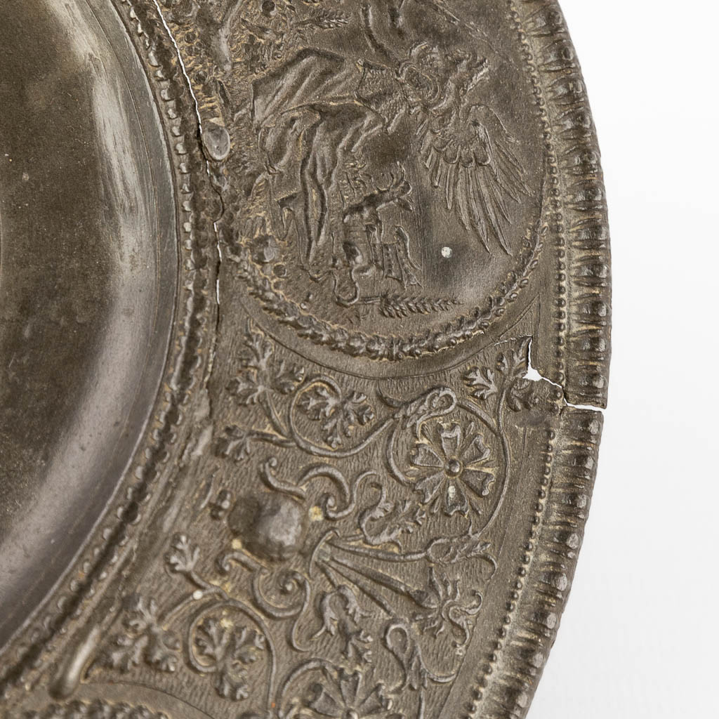 Paulus Oeham de Oude, Nuremberg, Germany. A relief plate, pewter. 17th C. (D:17,8 cm) - Image 8 of 11