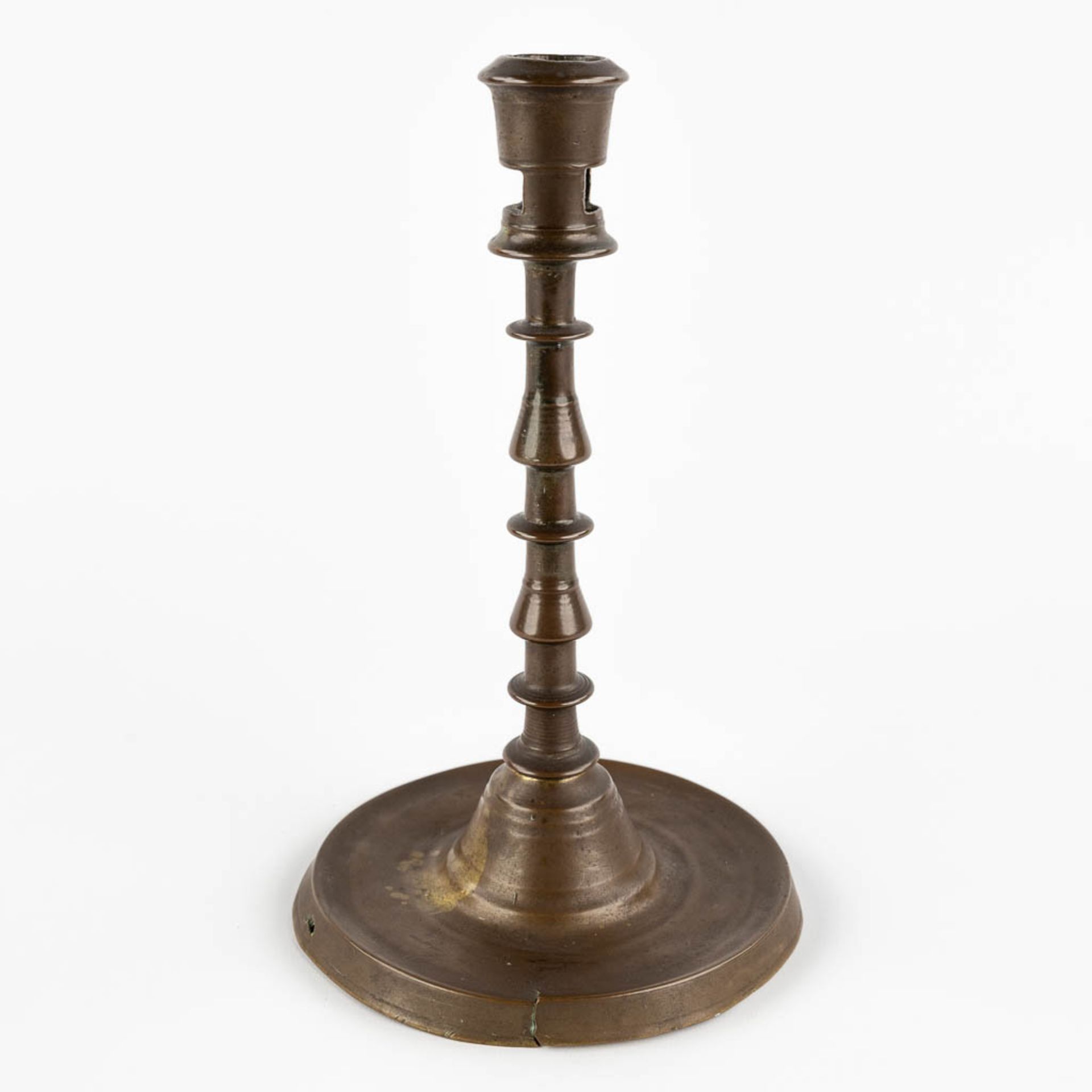 An antique candlestick, Flanders or The Netherlands, 16th C. (H:24,5 x D:14,5 cm) - Image 3 of 11