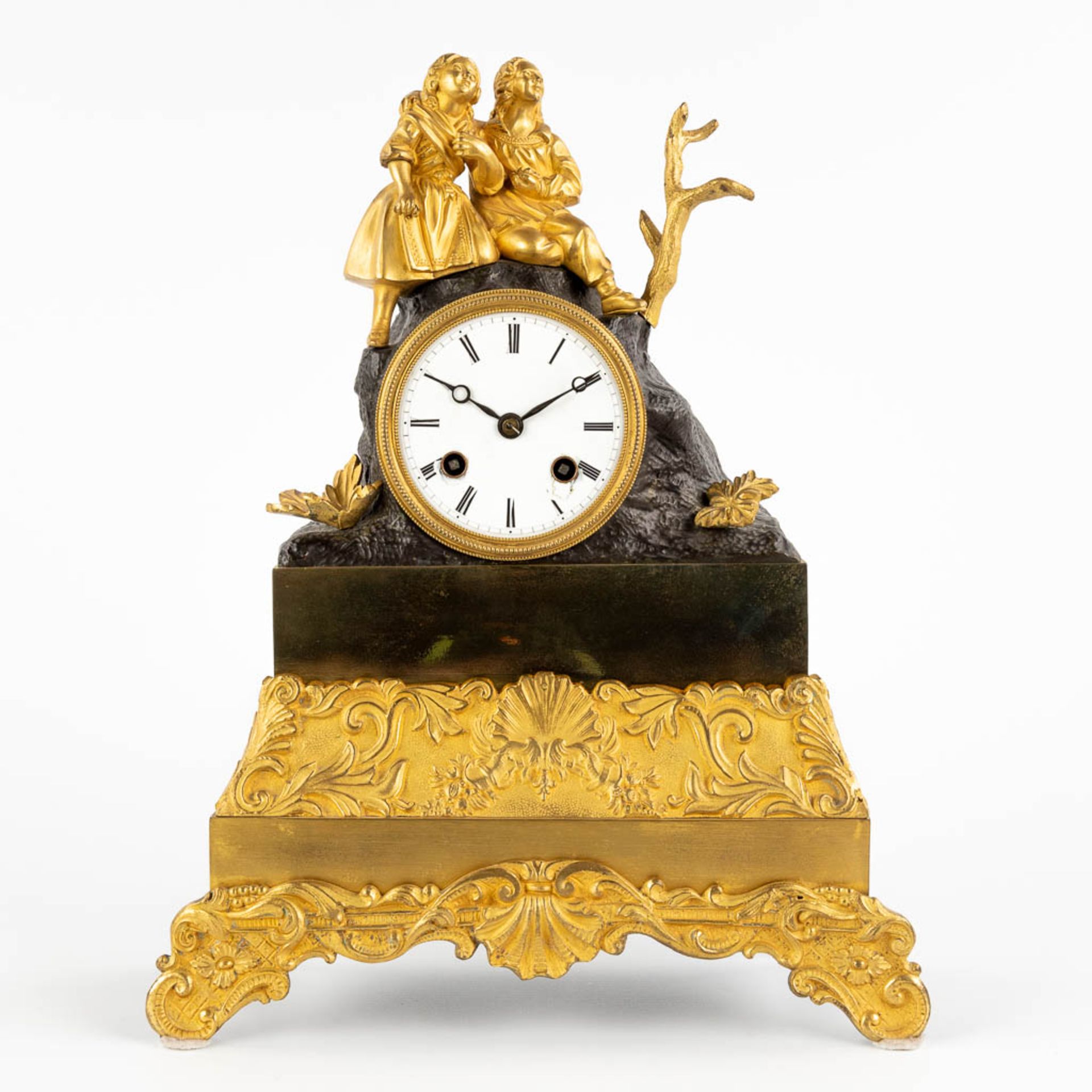 A mantle clock, gilt and patinated bronze decorated with two children, circa 1900. (D:11 x W:26 x H: - Bild 3 aus 12