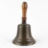 An antique 'Handbell' bronze with an inscription 'J.S. Beckett', 19th C. (H:28 x D:17 cm)