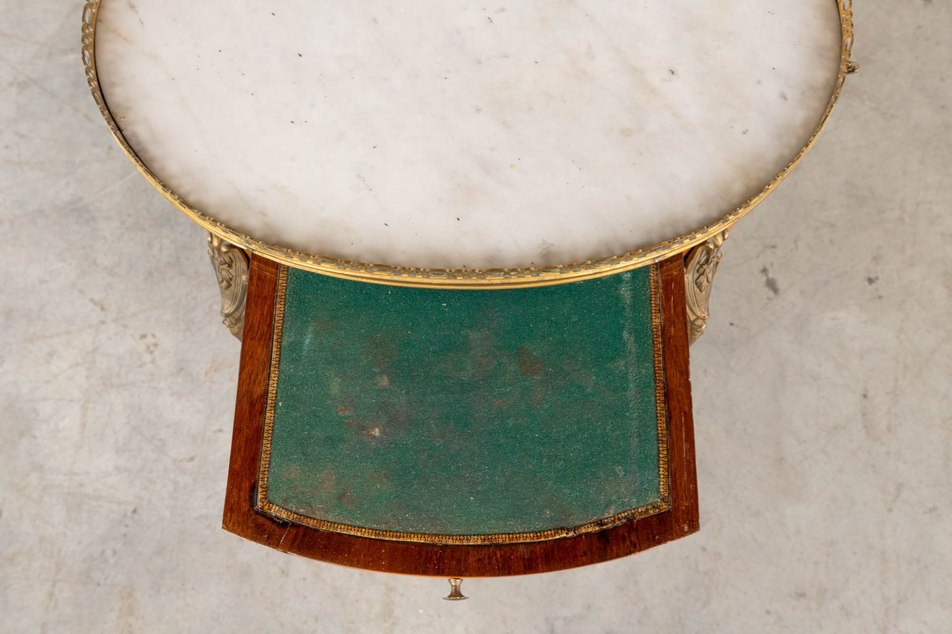 An antique side table, Louis XV, marquetry mounted with bronze and marble, 18th C. (D:38 x W:50 x H: - Image 12 of 14